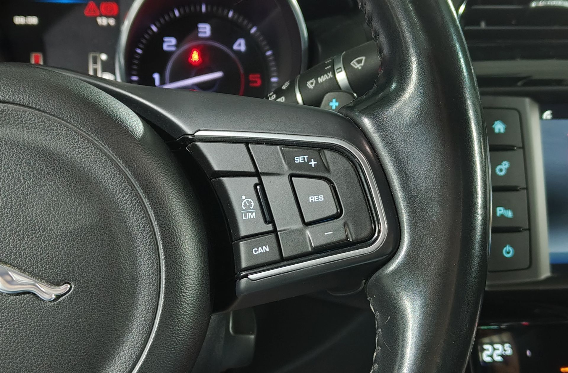 Jaguar XE 2.0 Diesel Pure RWD - foto 24