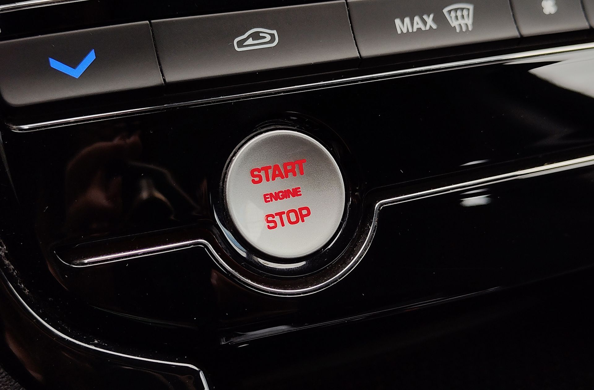 Jaguar XE 2.0 Diesel XE-Pure RWD - foto 28