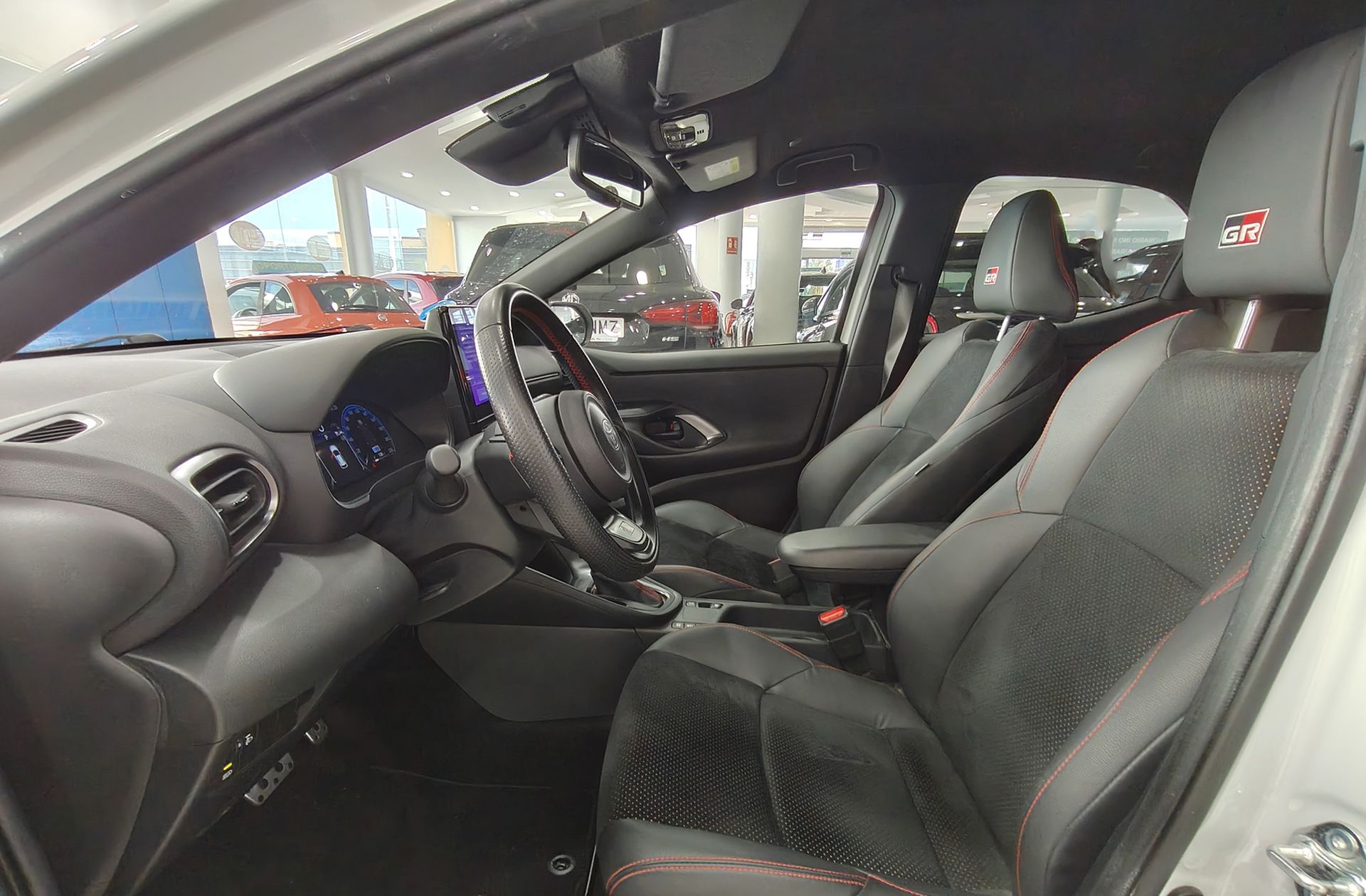 Toyota Yaris 1.5 130H GR Sport - foto 11