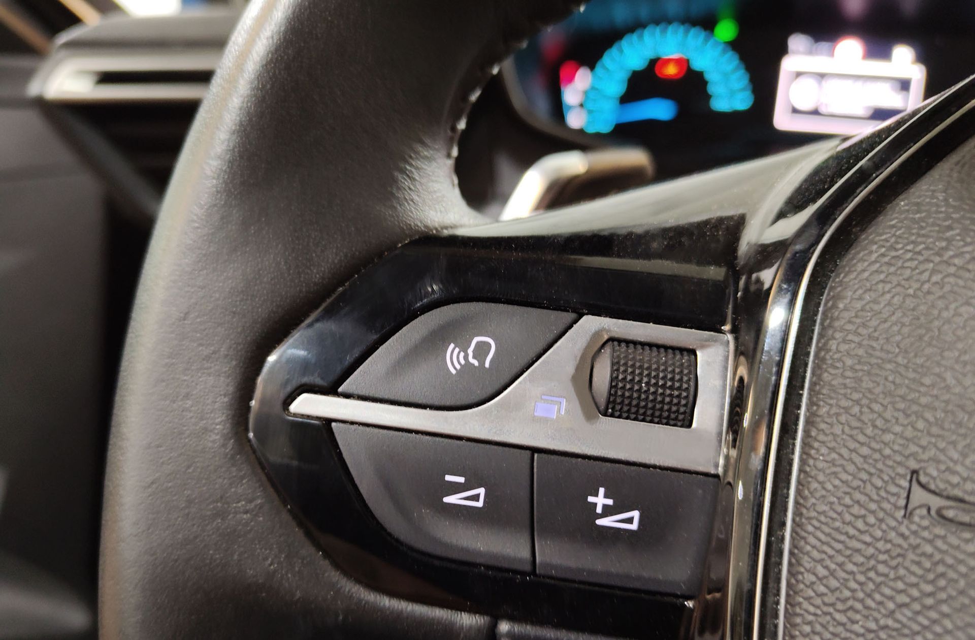 Peugeot 208 Style Hybrid 100 eDCS6 - foto 22