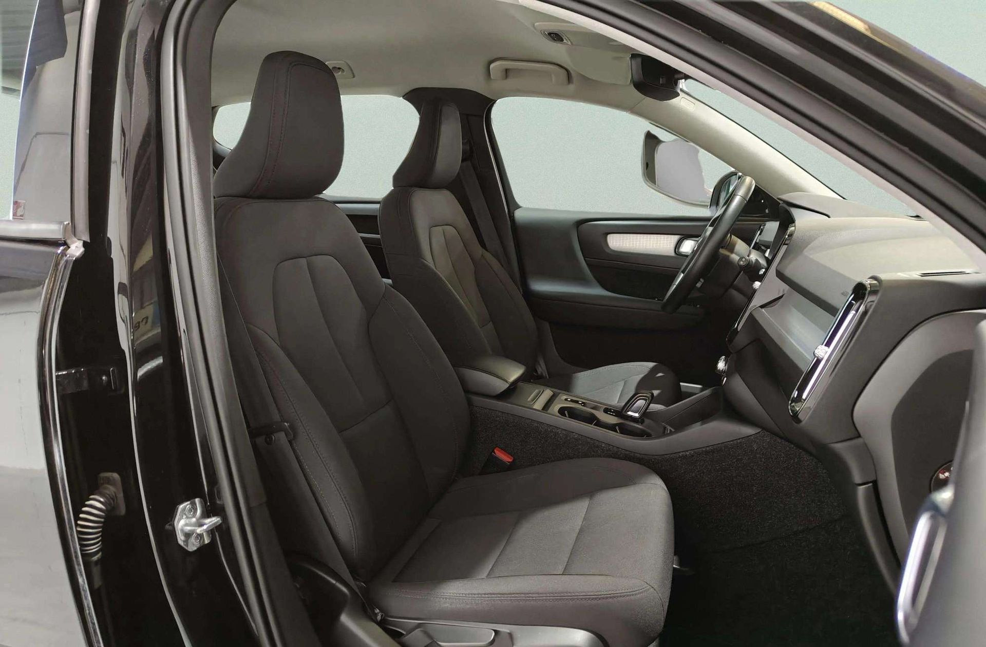 Volvo XC40 B4 G Momentum Pro AWD - foto 21