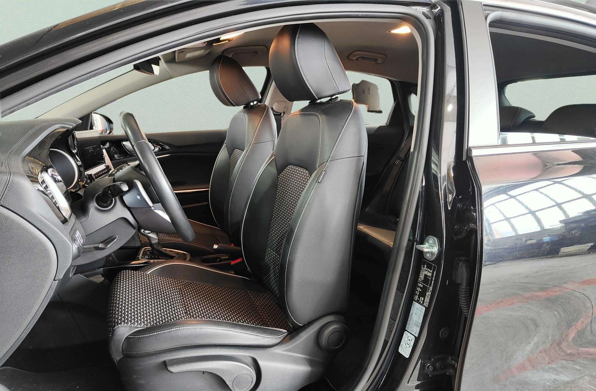 Kia Ceed 1.5 MHEV Tech DCT - foto 14