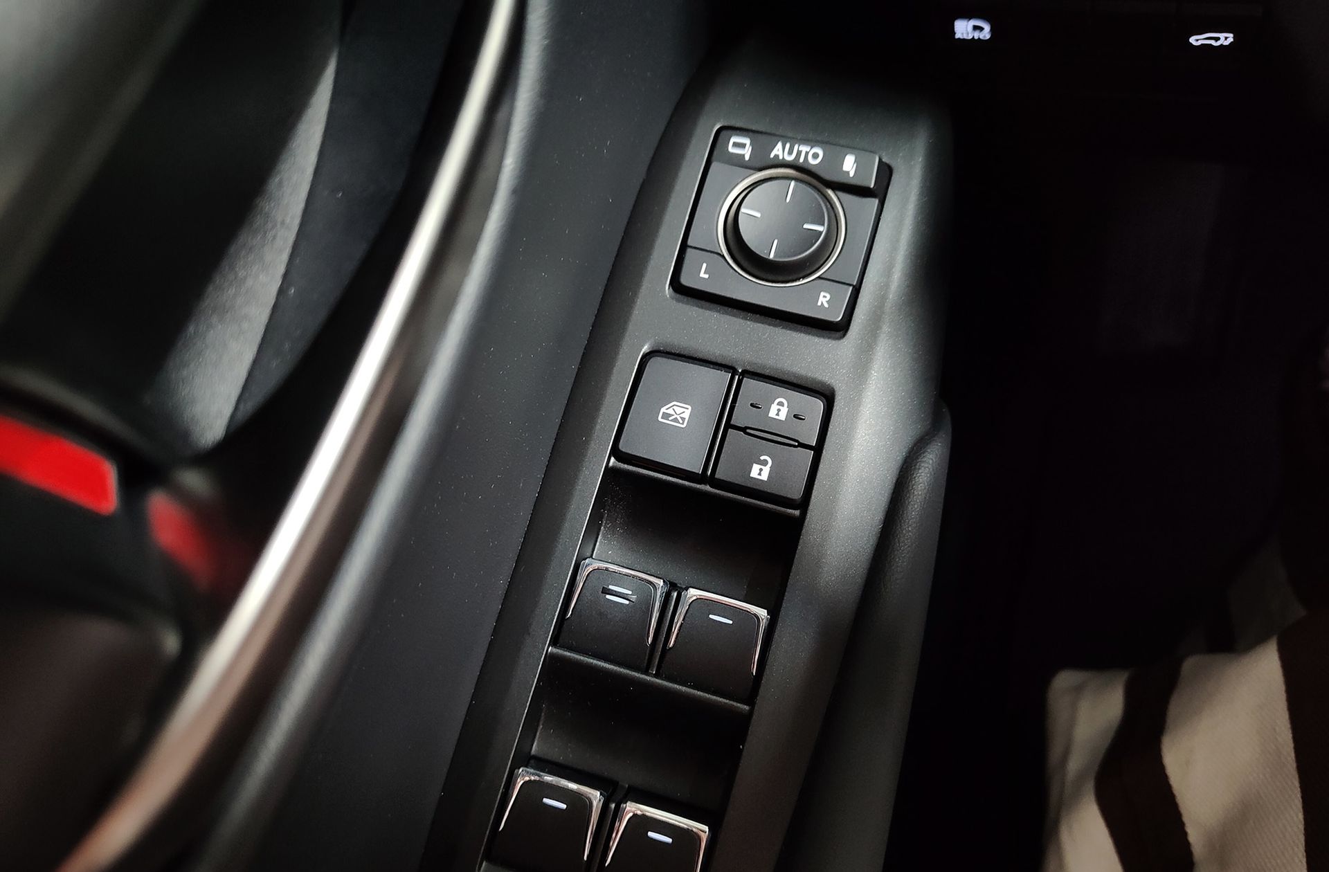 Lexus NX 300h Executive 4WD - foto 43