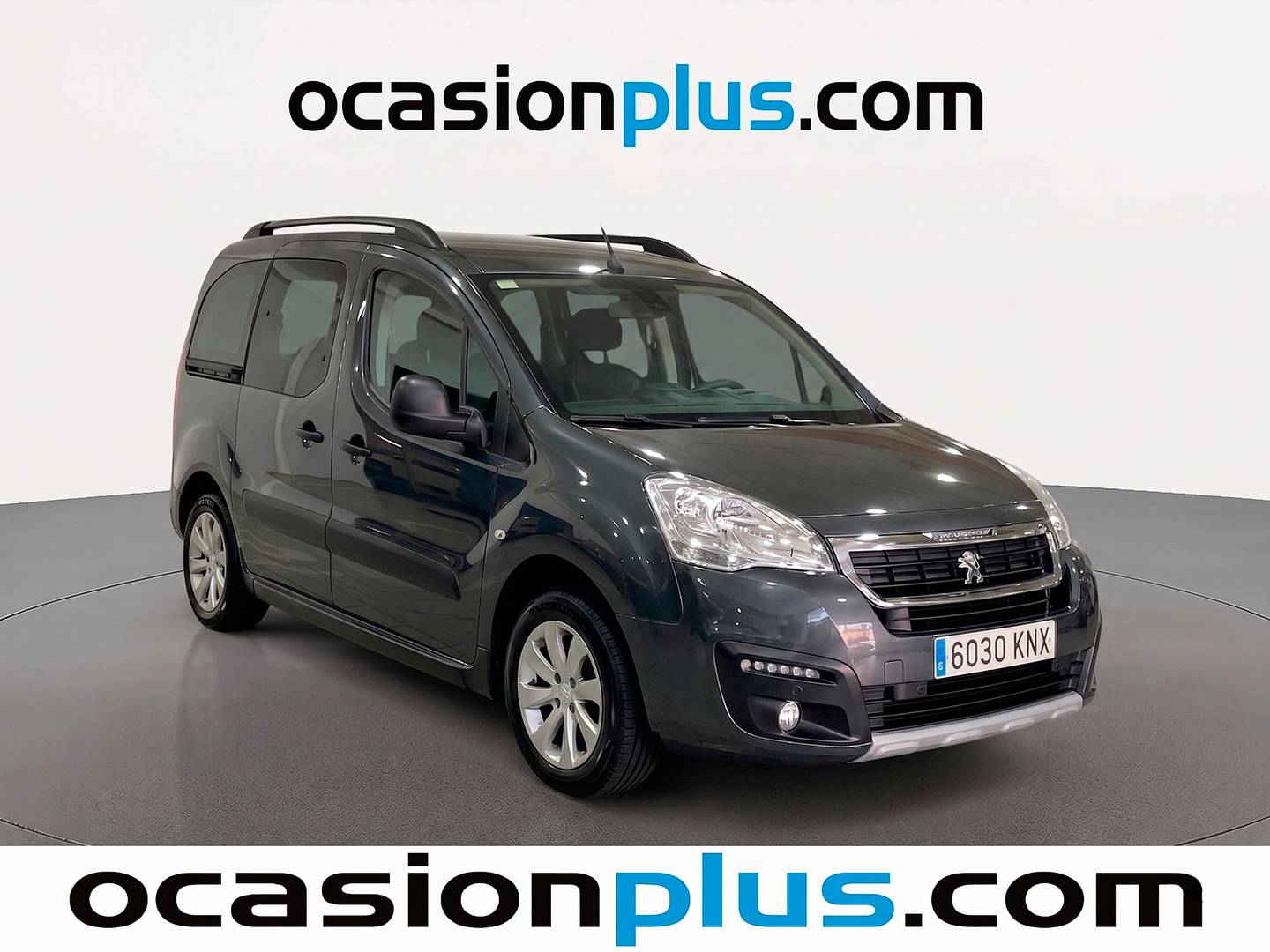 Foto delantera Peugeot Partner Peugeot Partner Tepee Combi 1.2 PureTech Adventure Edition (110 CV) derecha