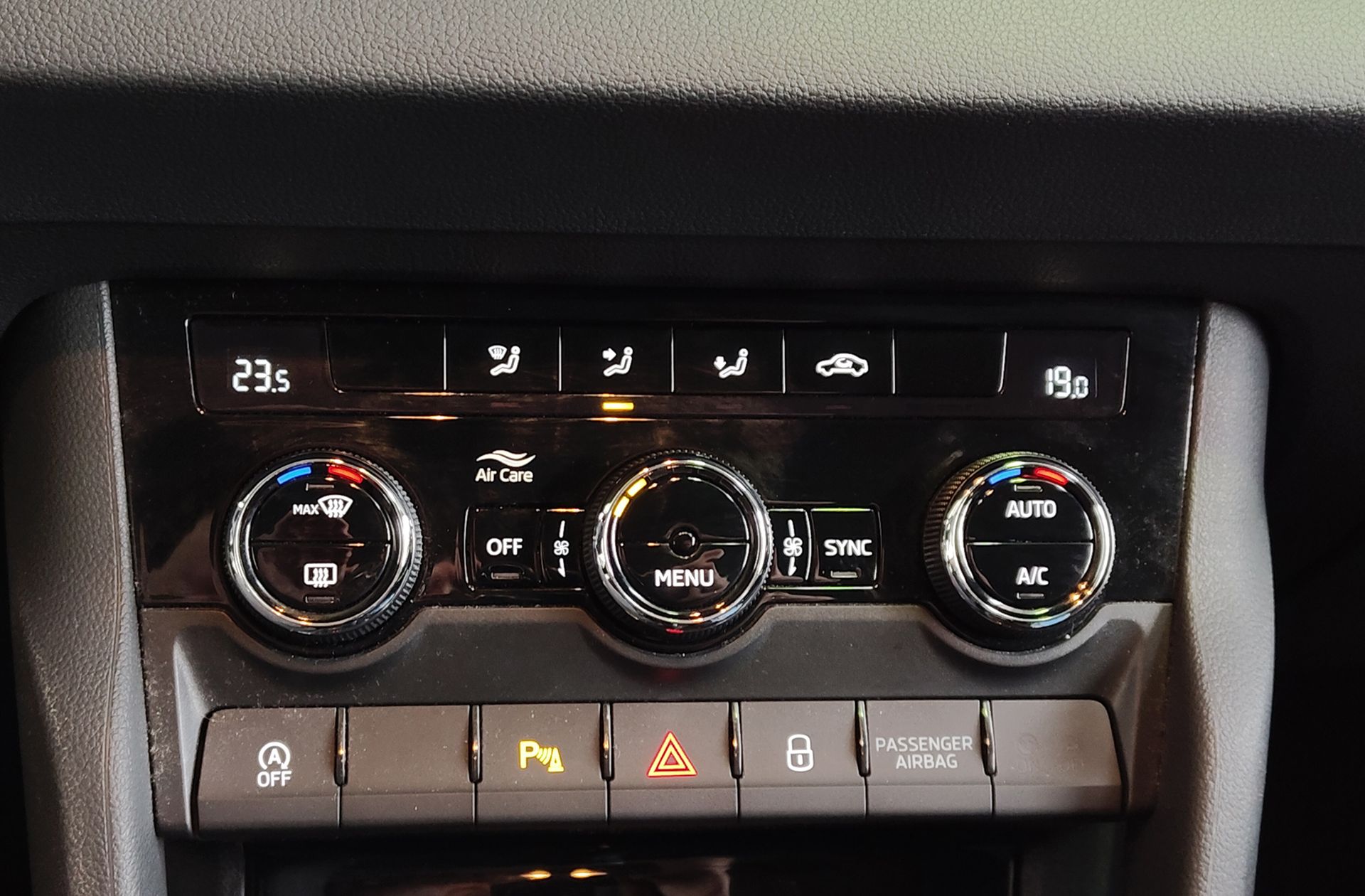 Škoda Karoq 2.0 TDI Selection - foto 26