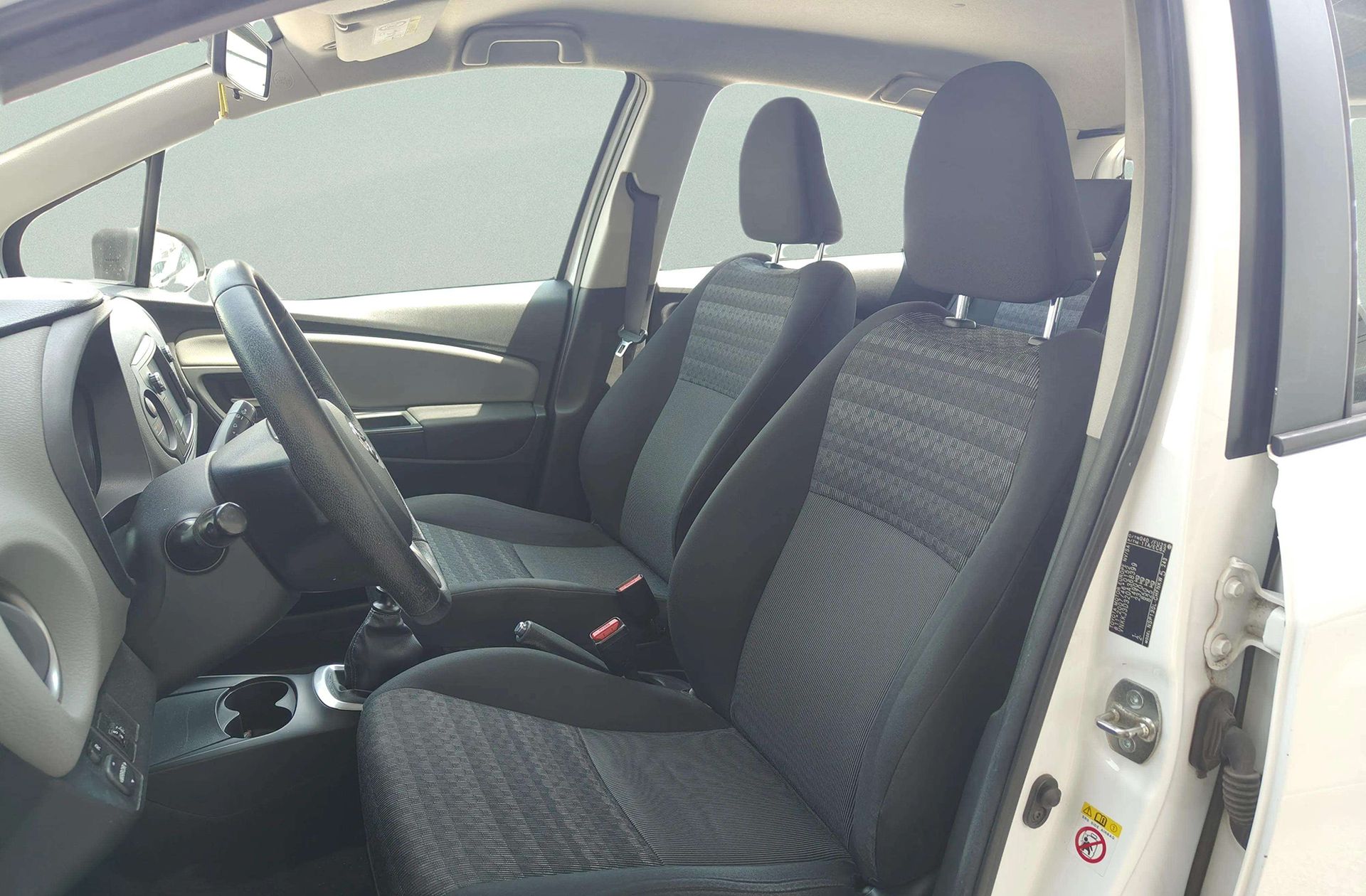 Toyota Yaris 1.3 100 Active - foto 9
