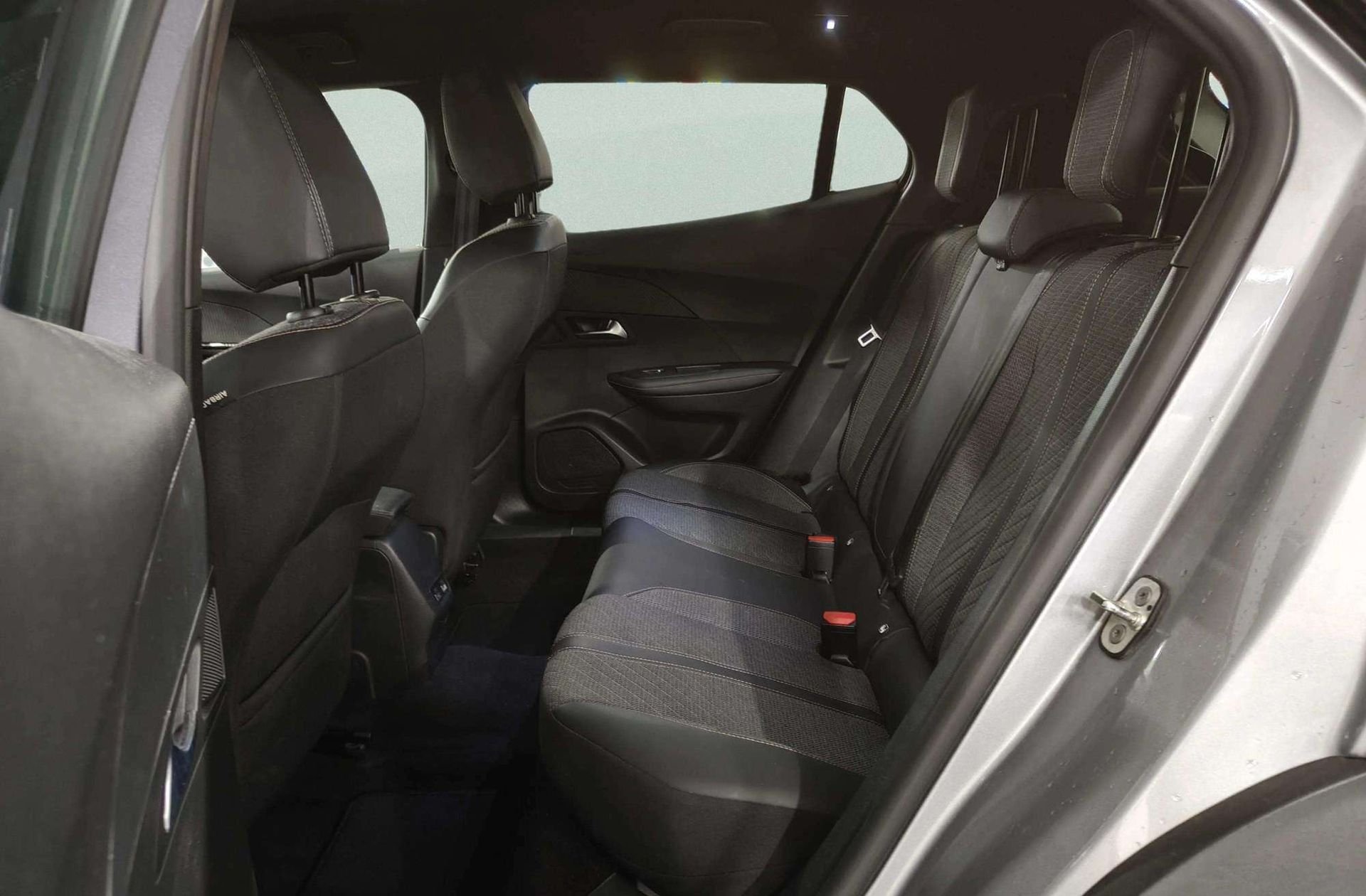 Peugeot 2008 Allure Hybrid eDCS6 - foto 12