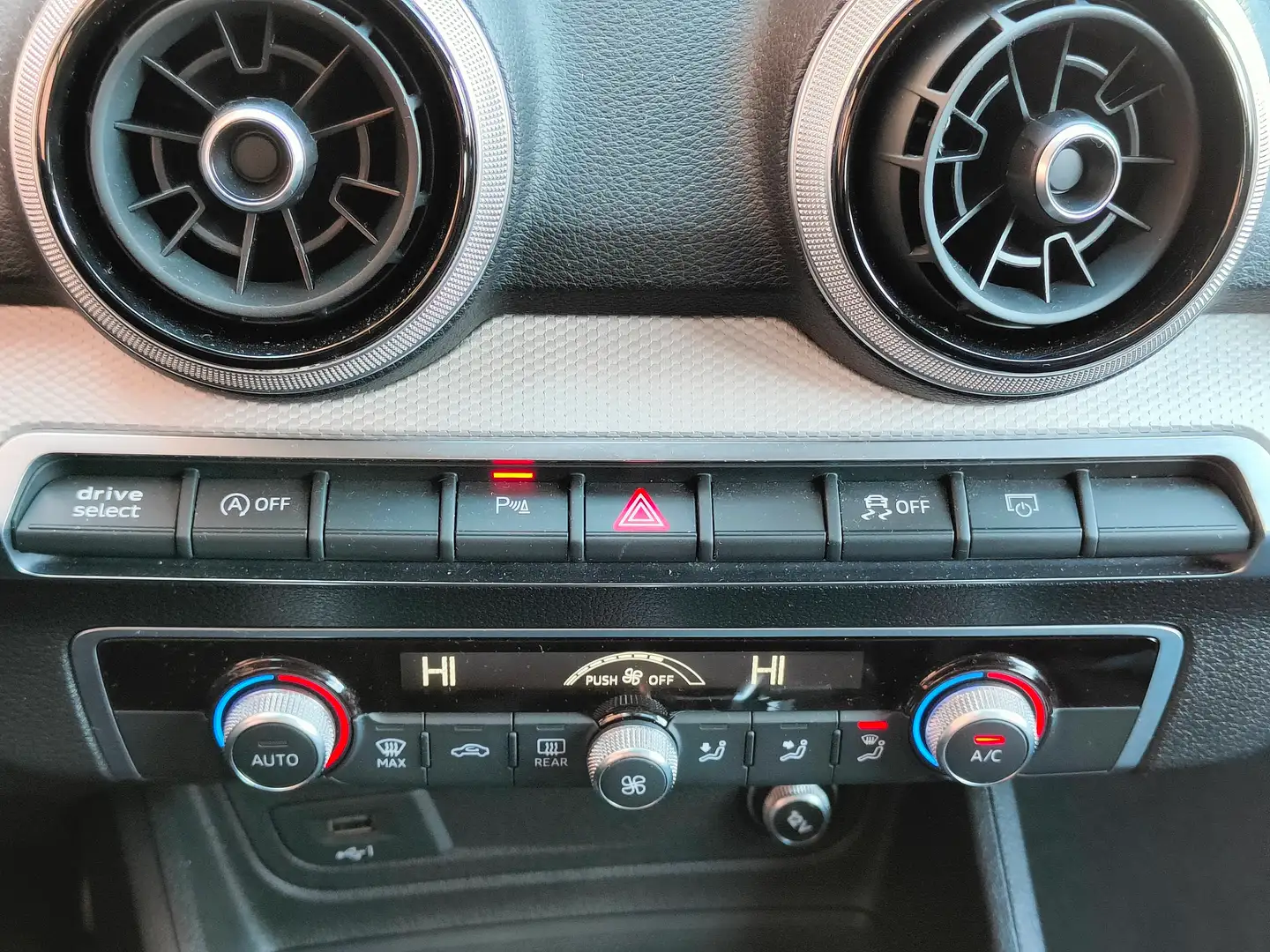 Foto Audi Q2 Audi Q2 Black line 35 TFSI (150 CV) S tronic Pack S-Line