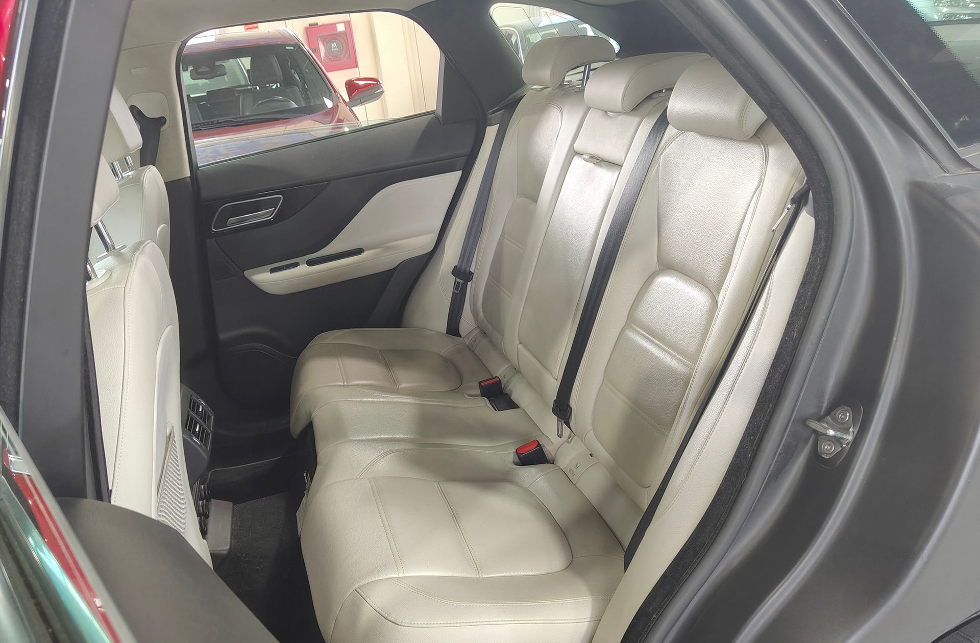 Jaguar F-Pace 2.0T i4 Prestige AWD - foto 13