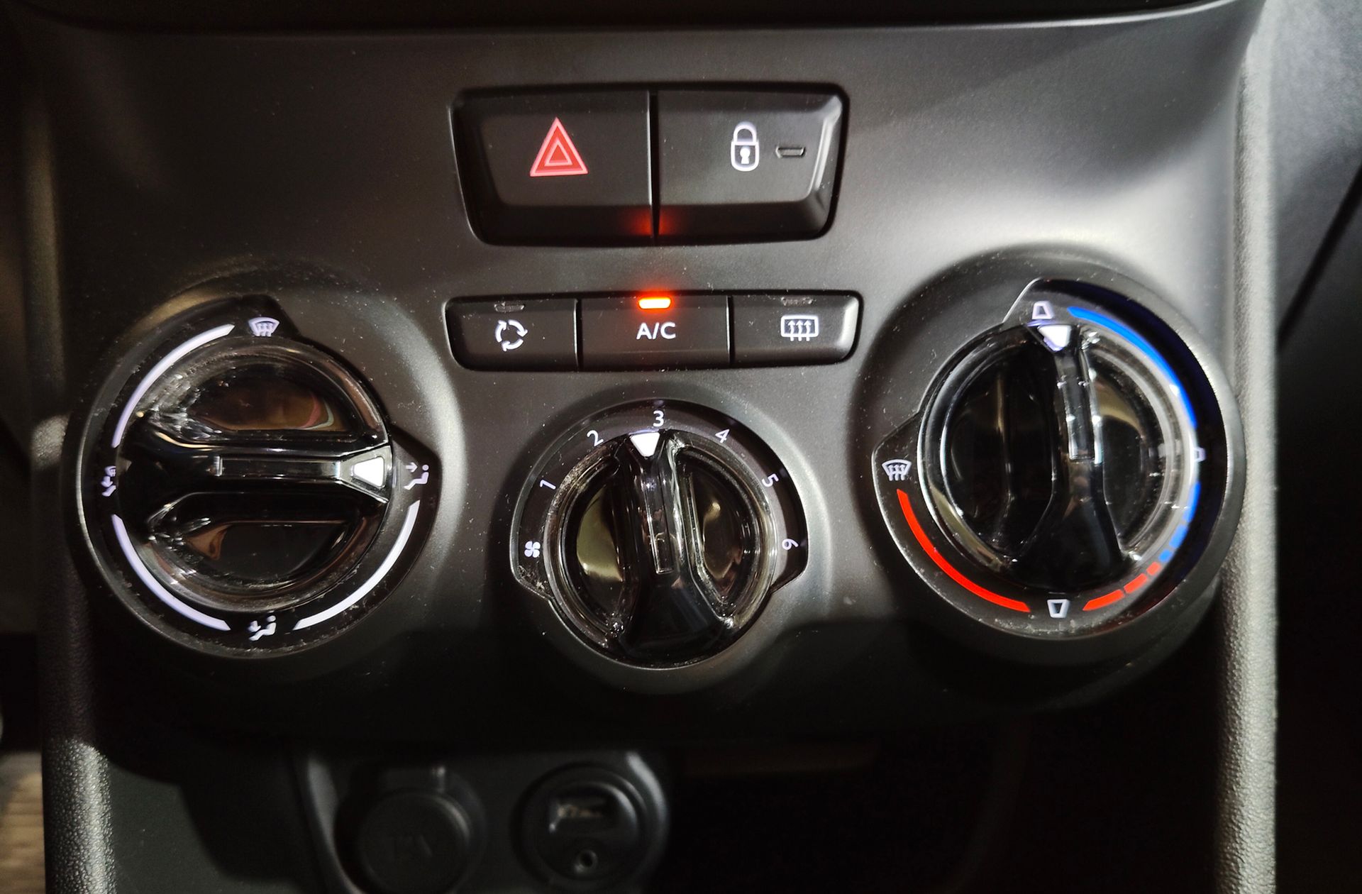Peugeot 208 1.4 HDi Business Line - foto 28