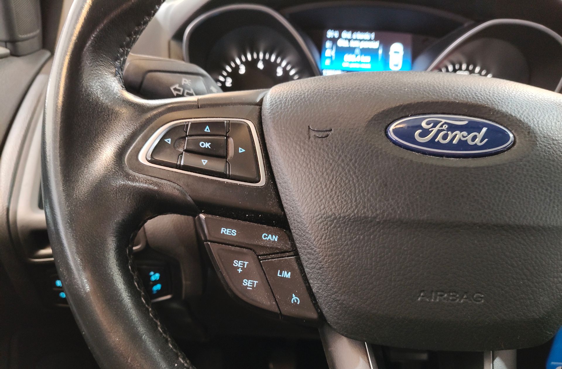 Ford Focus 1.0 EcoBoost Business - foto 24