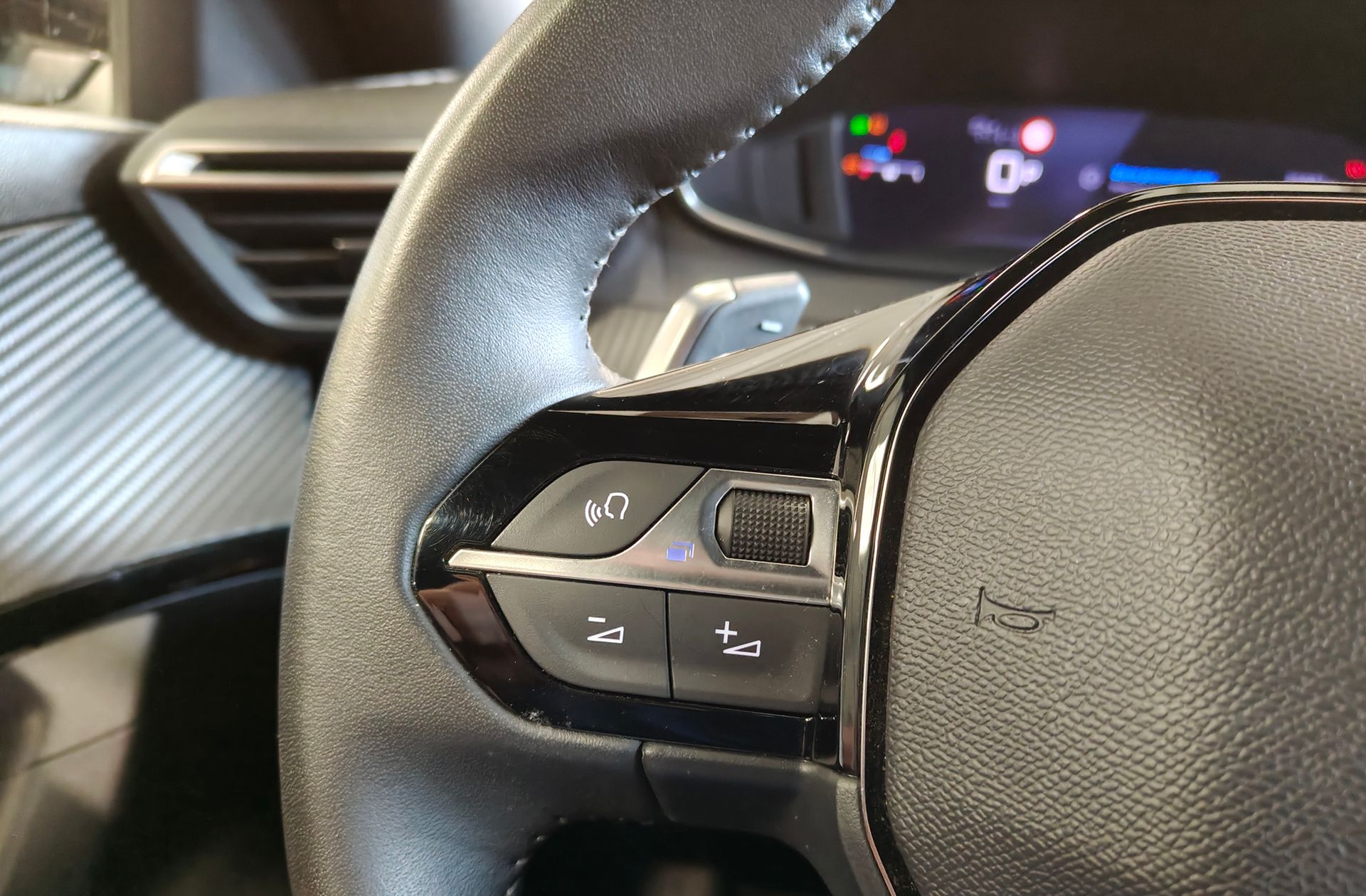 Peugeot 2008 Allure Hybrid eDCS6 - foto 29