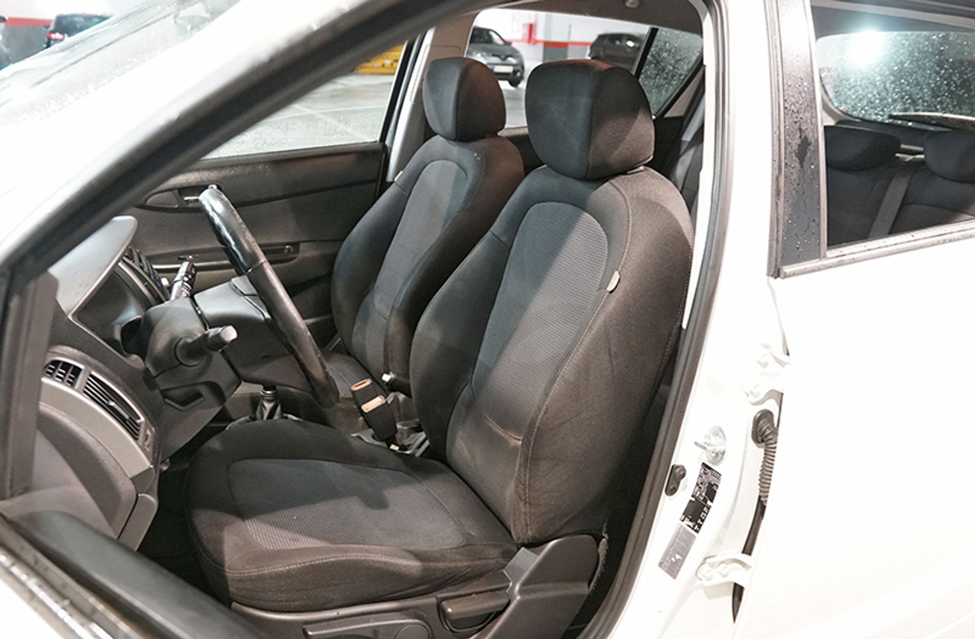 Hyundai i20 1.1 CRDi Go! - foto 9