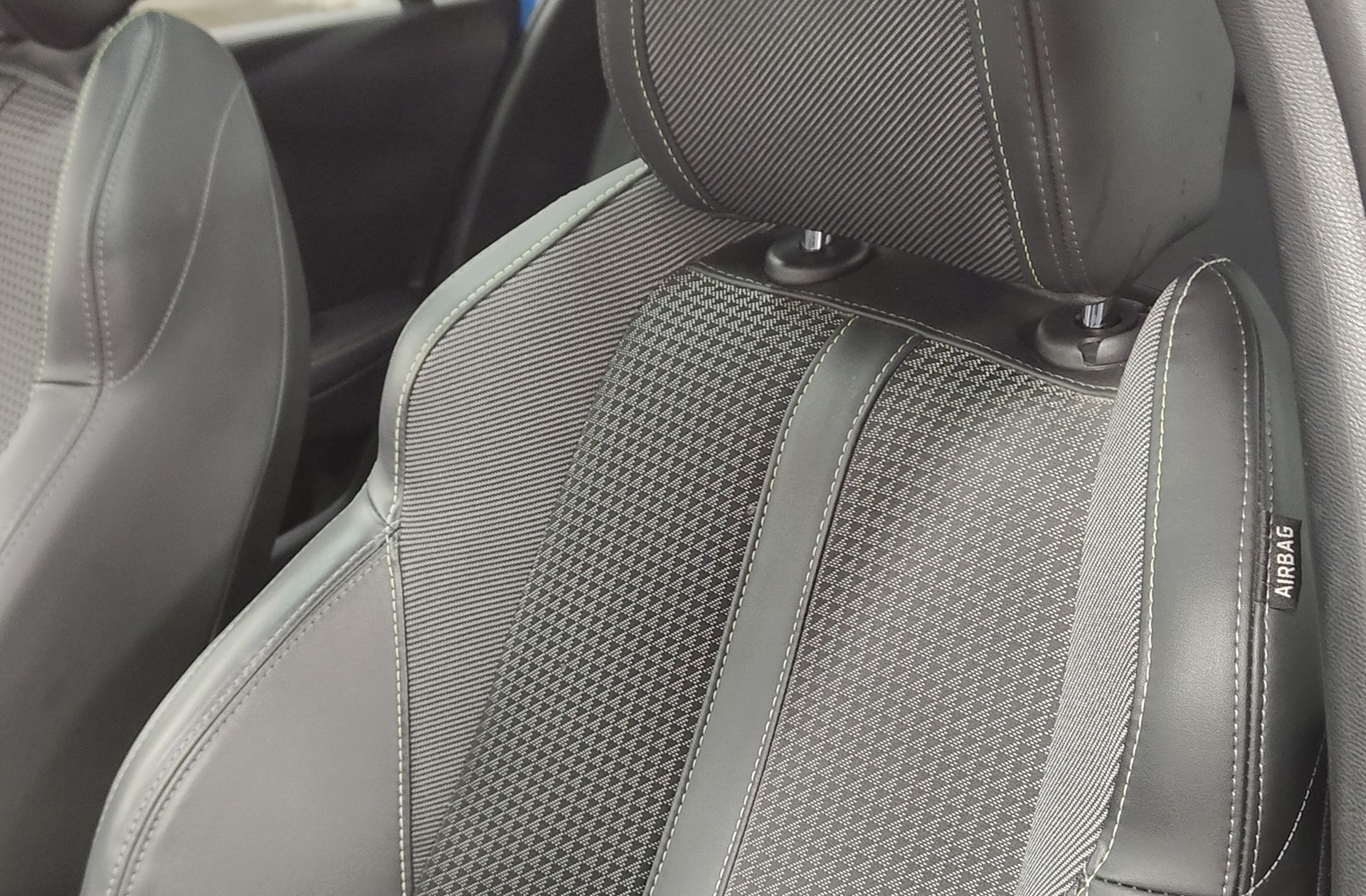 Peugeot 208 PureTech 100 GT Line - foto 8