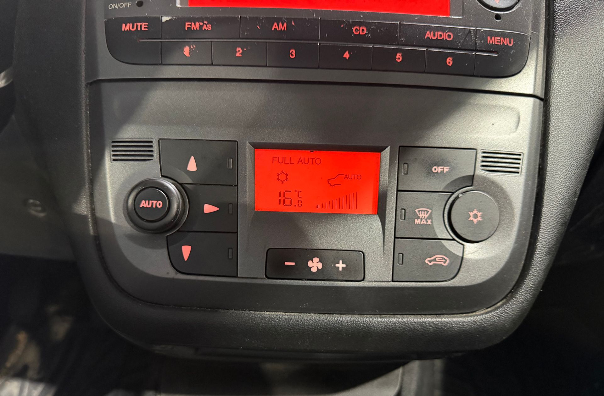 Fiat Linea 1.3 MultiJet 16v Dynamic - foto 24