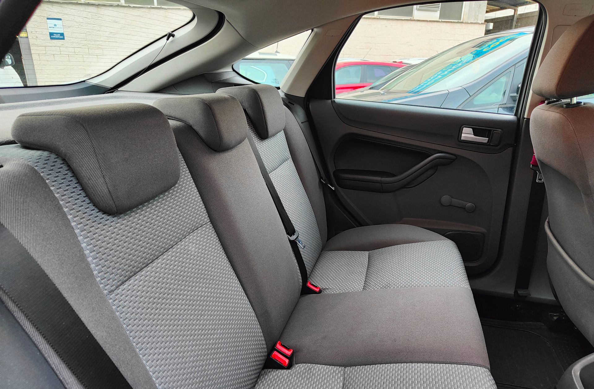 Ford Focus 1.6 Trend - foto 13