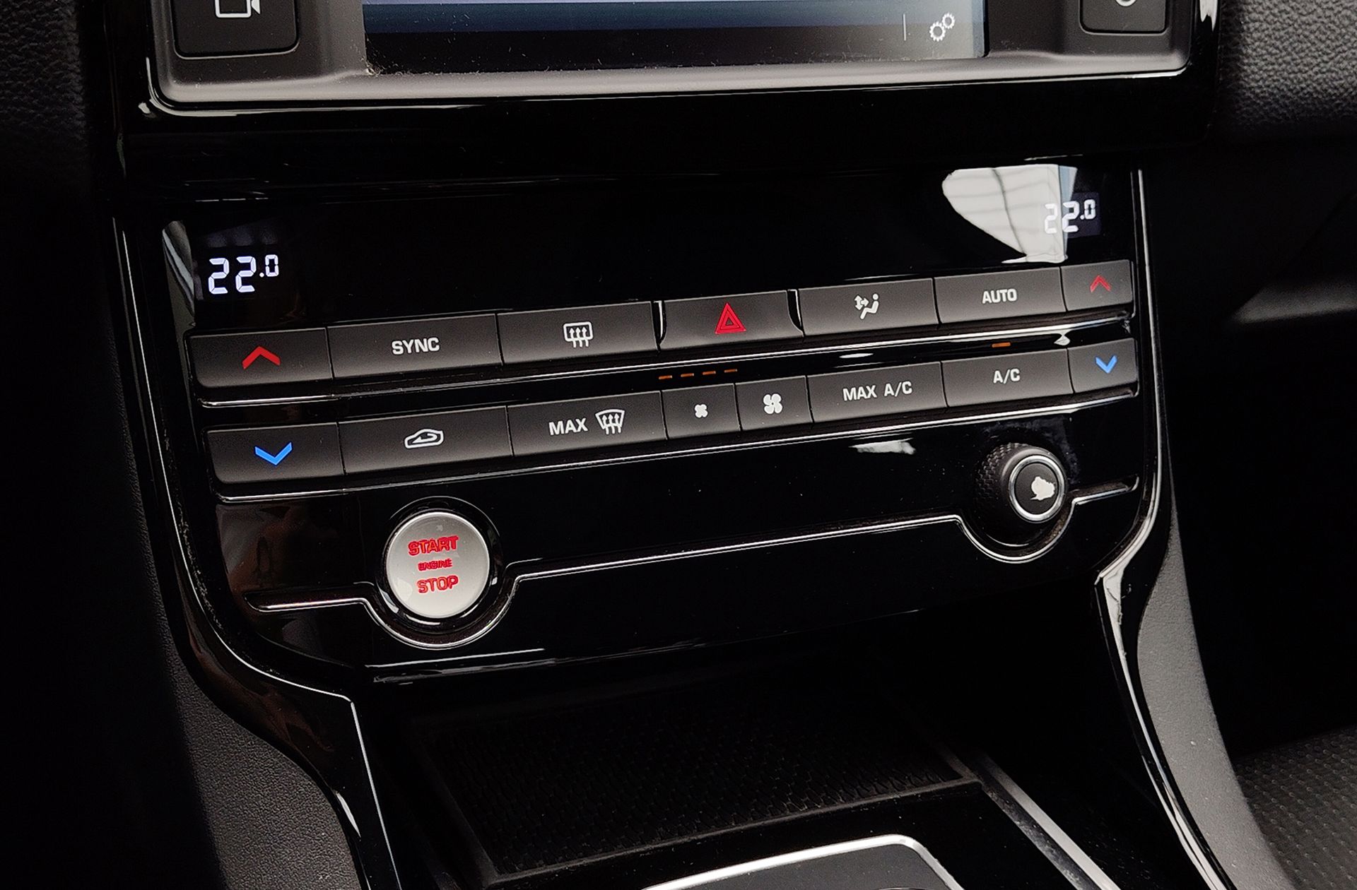 Jaguar XE 2.0 Diesel XE-Pure RWD - foto 29