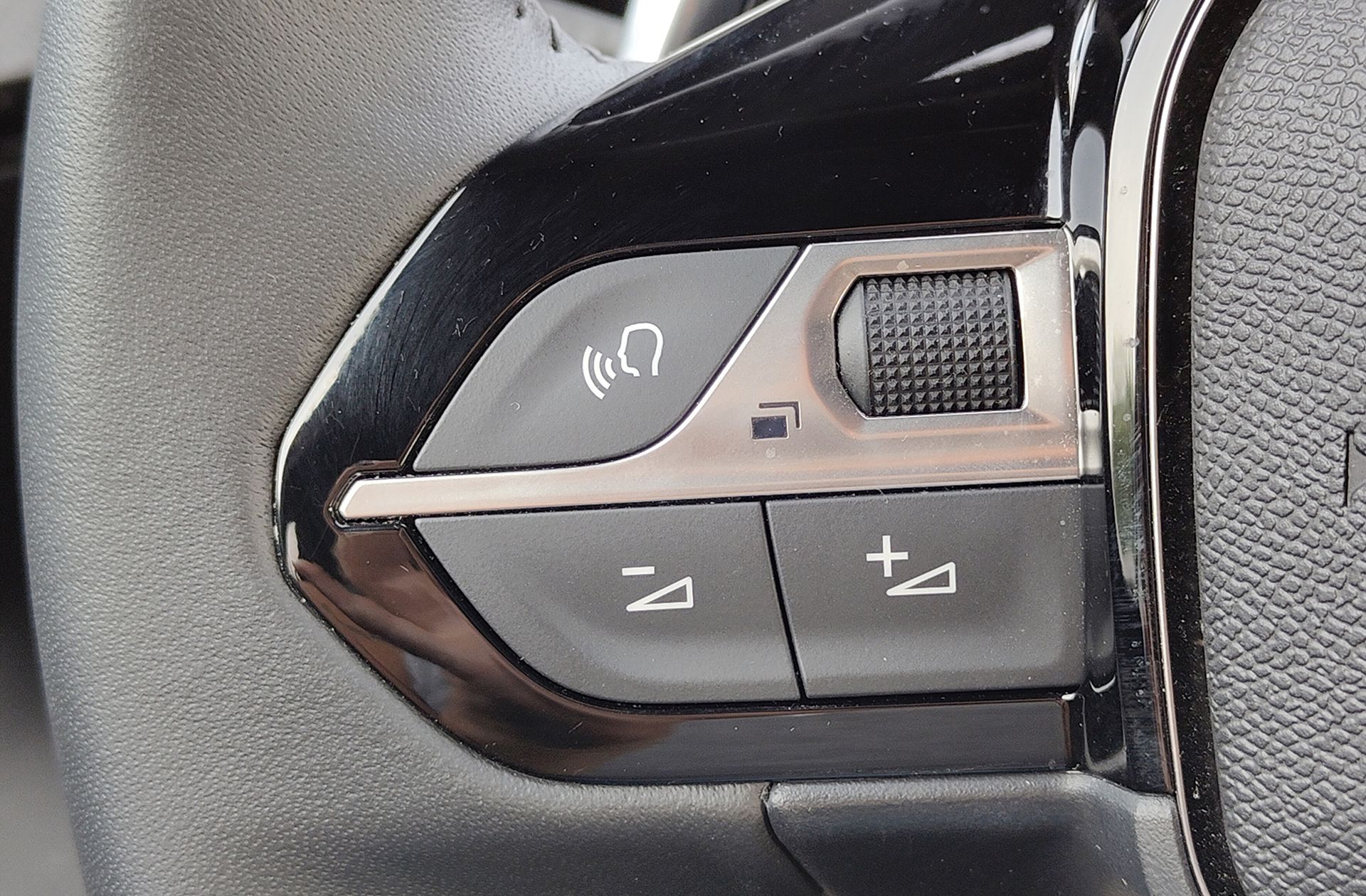 Peugeot 2008 Allure Hybrid eDCS6 - foto 26