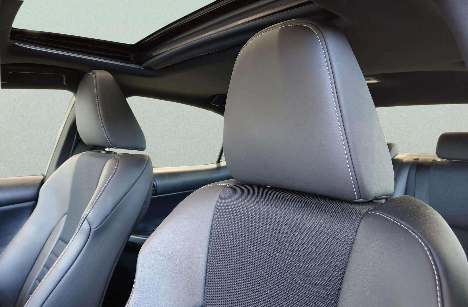 Lexus IS 300h F-Sport - foto 16