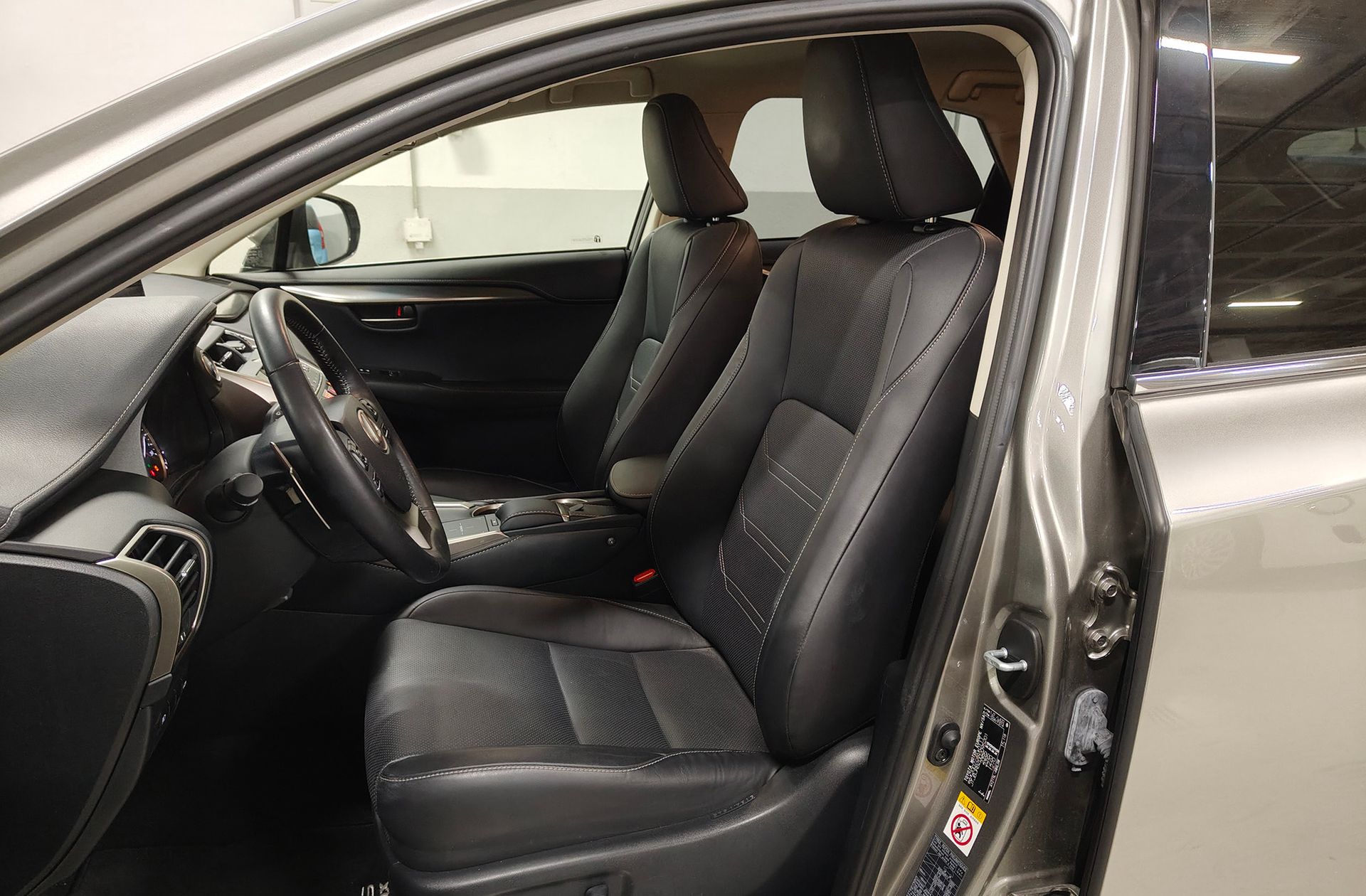 Lexus NX 300h Executive 4WD - foto 12
