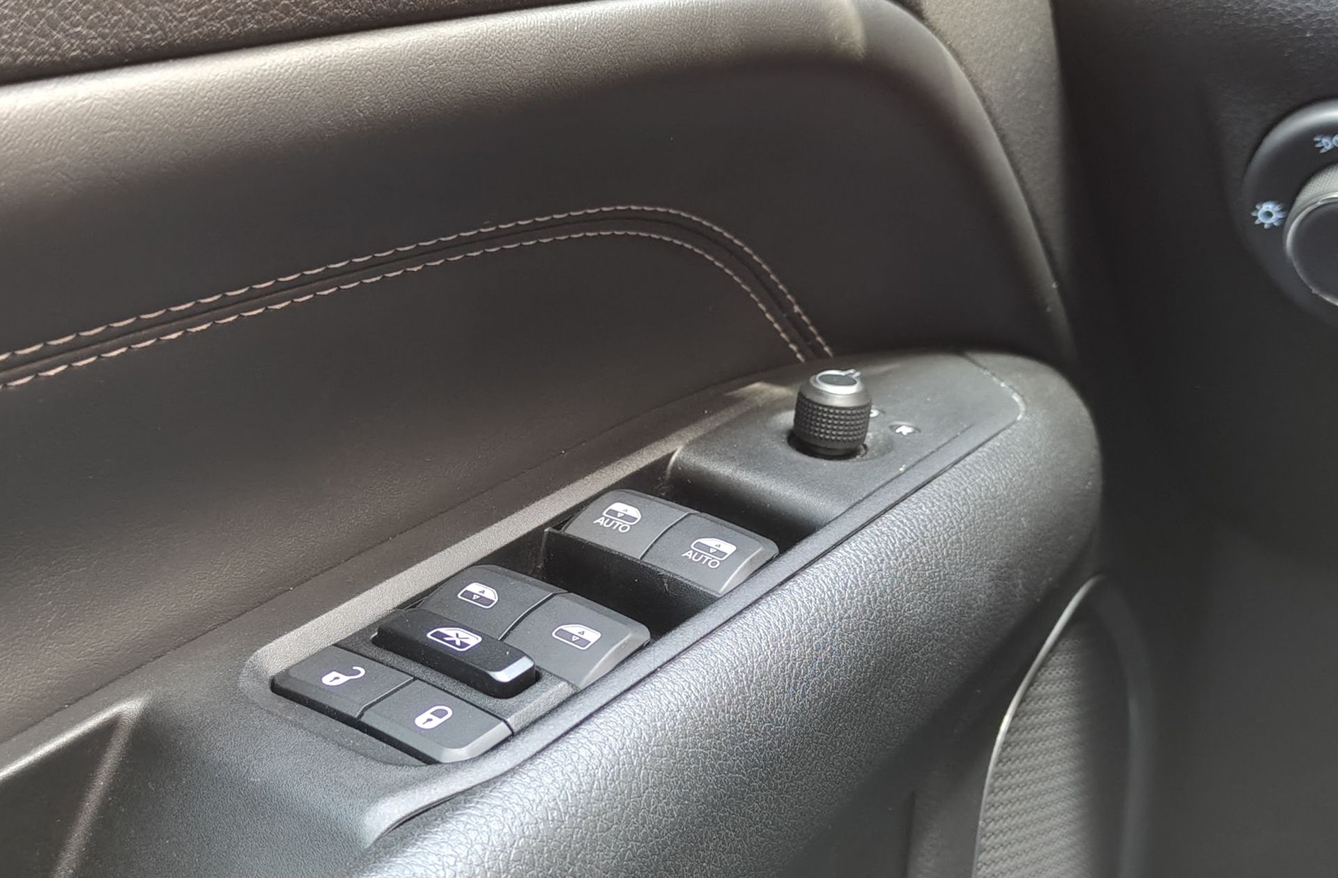 Jeep Compass 1.5 MHEV Night Eagle DCT - foto 34