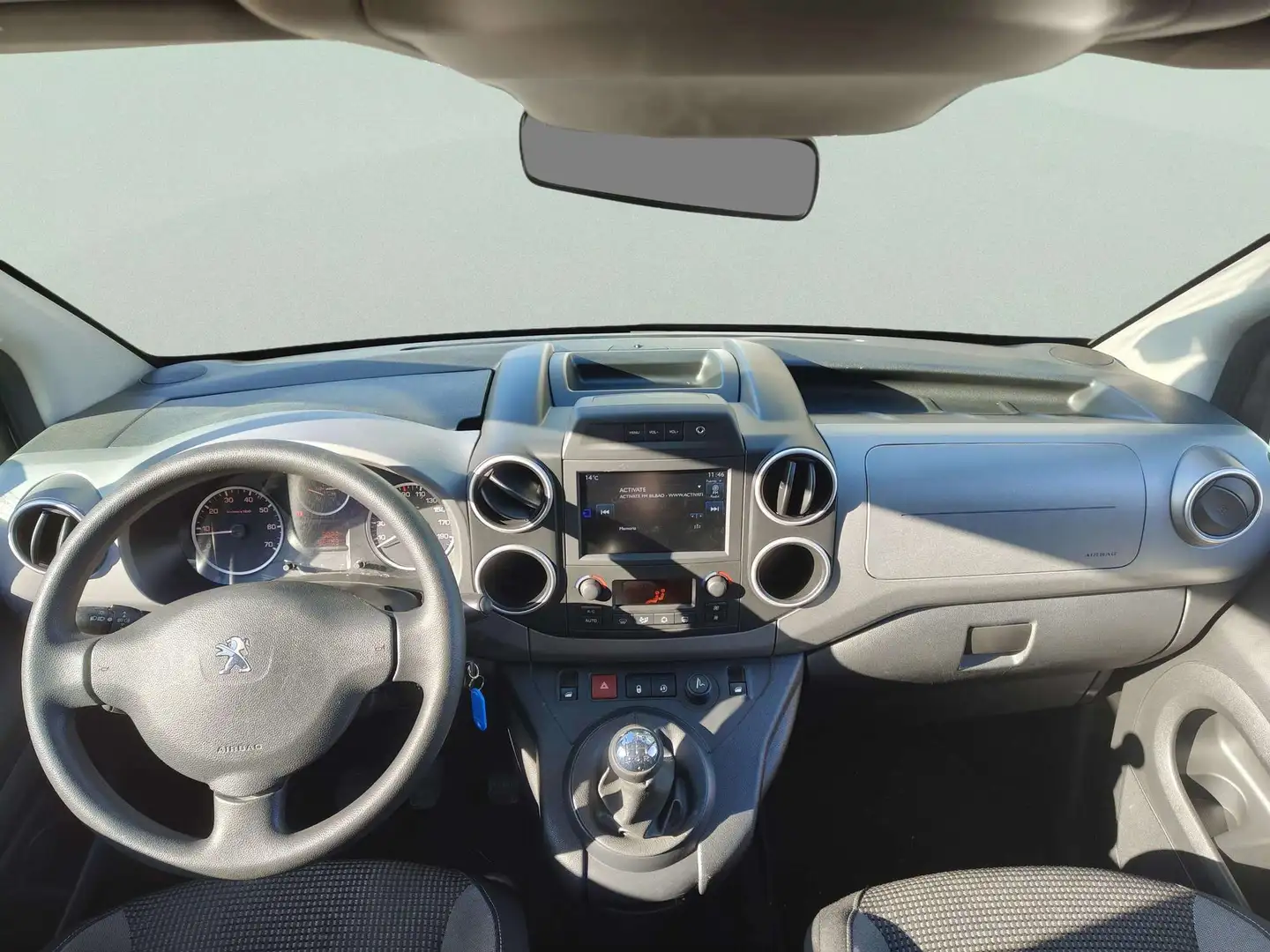 Foto Peugeot Partner Peugeot Partner Tepee Combi 1.2 PureTech Adventure Edition (110 CV)