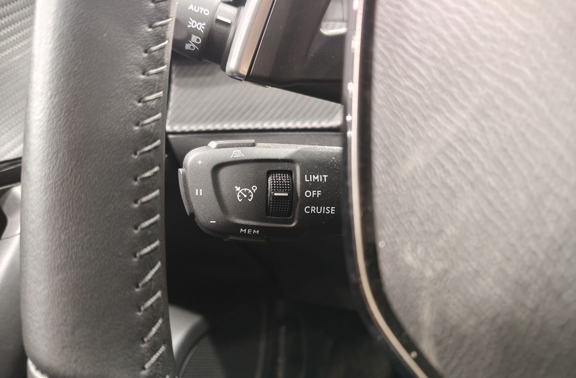 Peugeot 2008 Allure Hybrid eDCS6 - foto 27