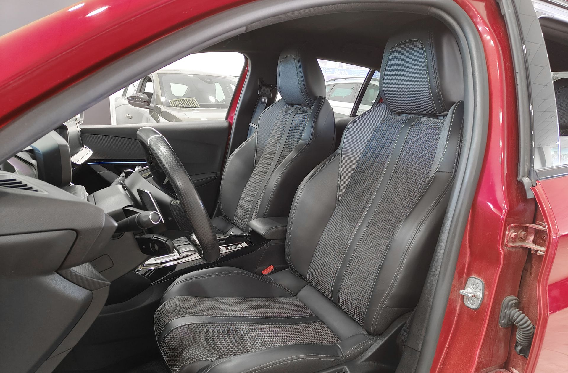 Peugeot 208 PureTech 100 GT EAT8 - foto 12
