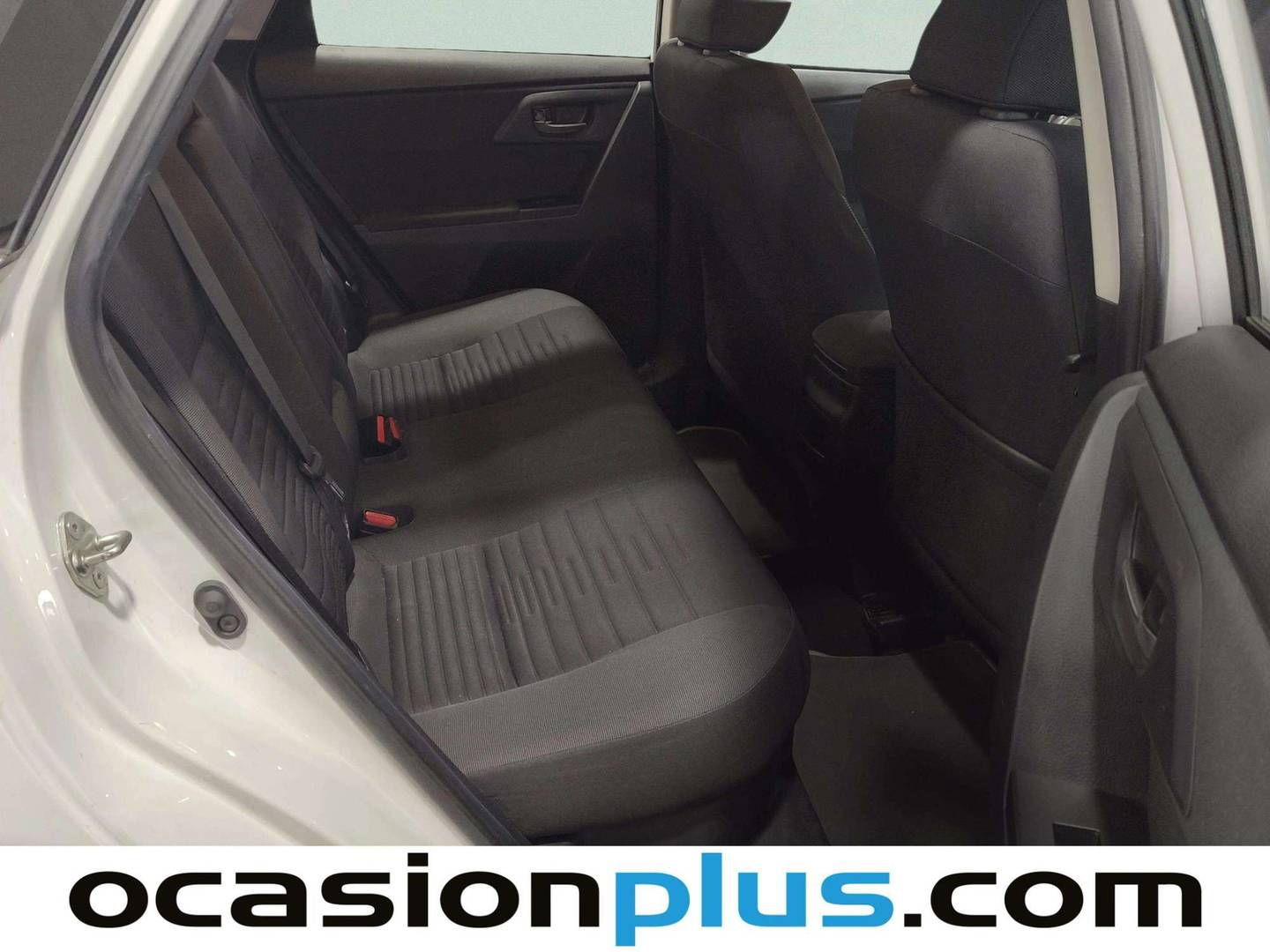 Foto asientos traseros Toyota Auris Toyota Auris 140H Hybrid Active (Business Plus) (136 CV)