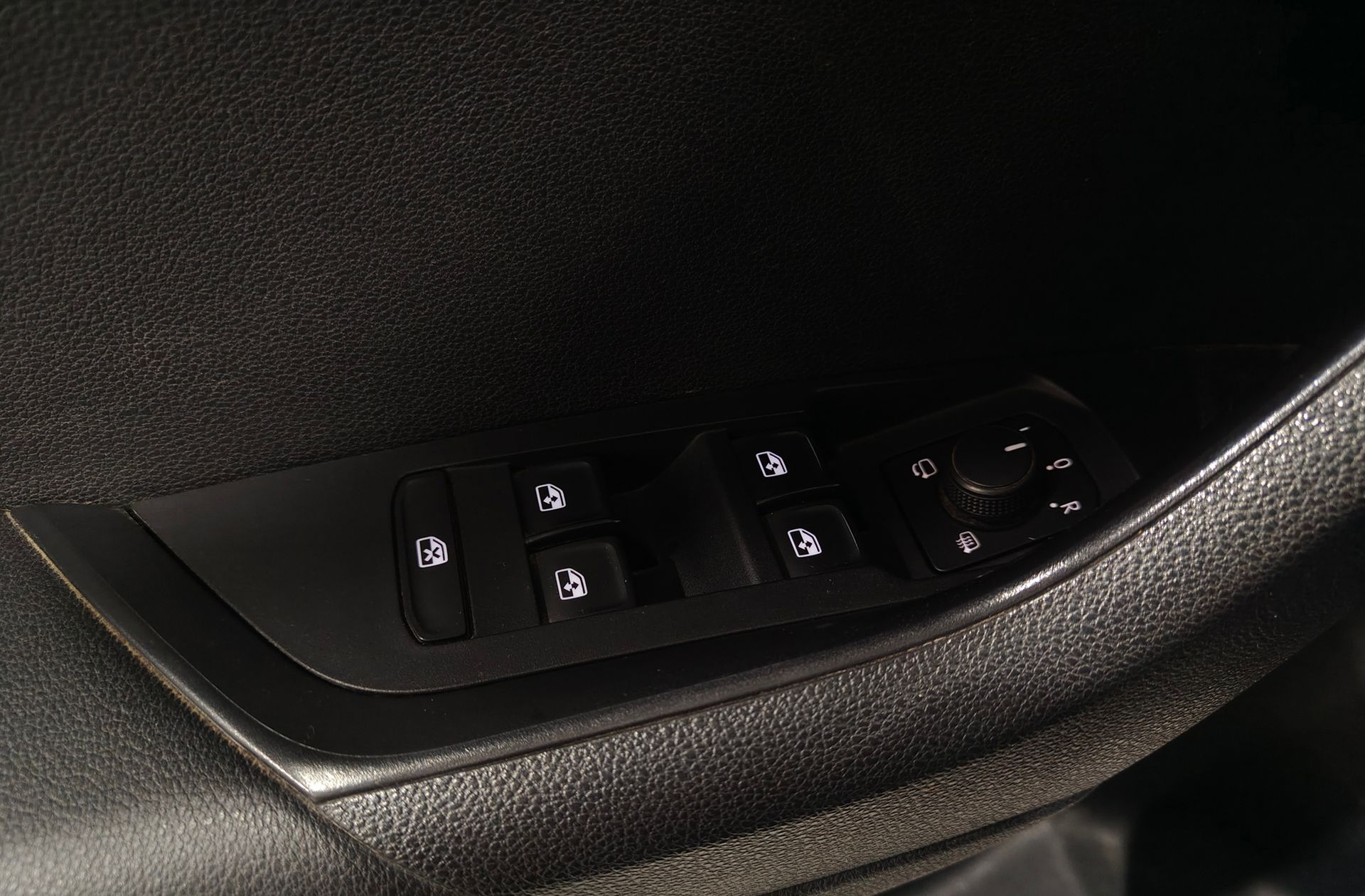 Škoda Karoq 2.0 TDI Ambition 4x4 DSG - foto 32