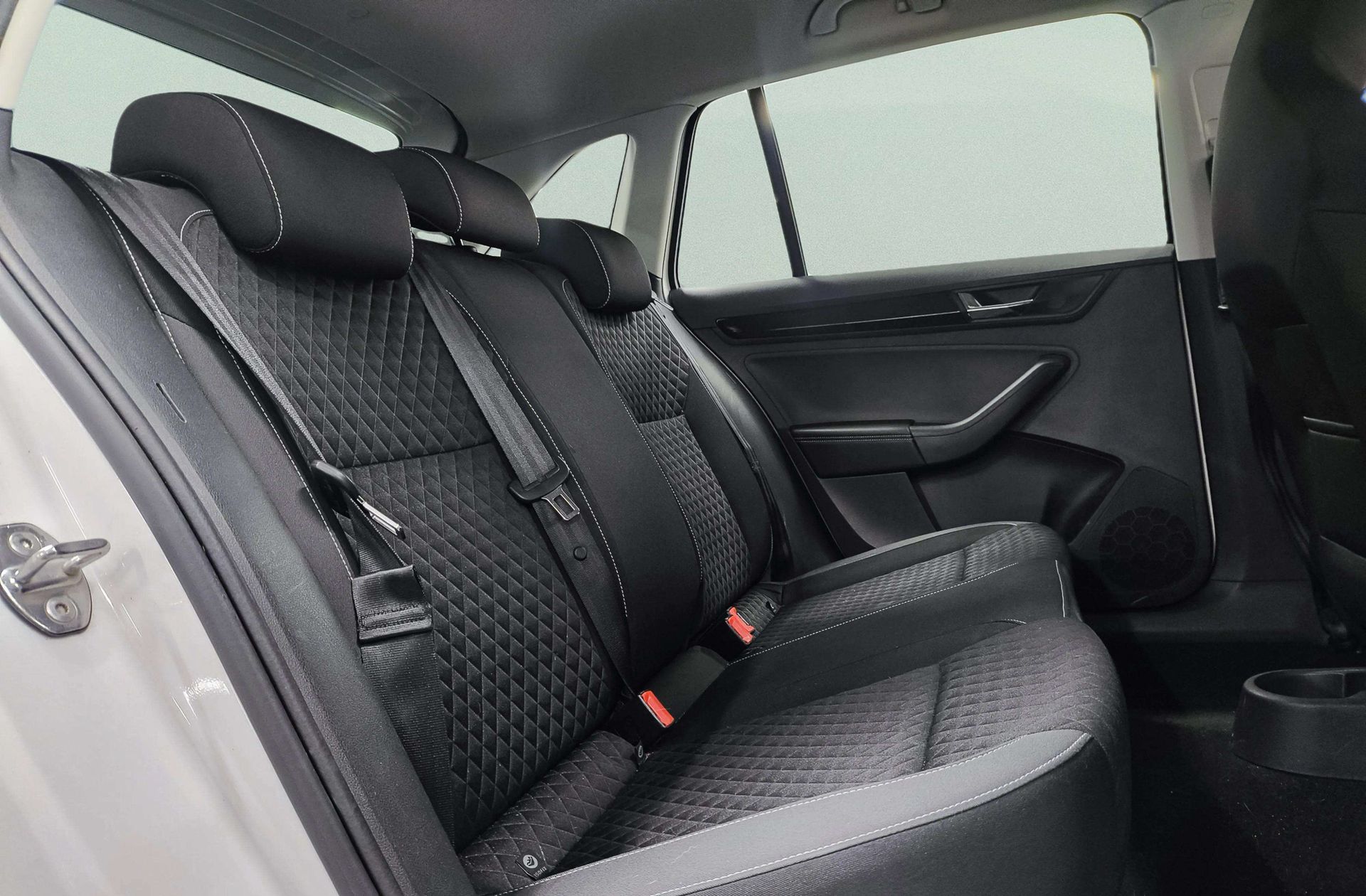 Škoda Spaceback 1.4 TSI Like DSG - foto 15
