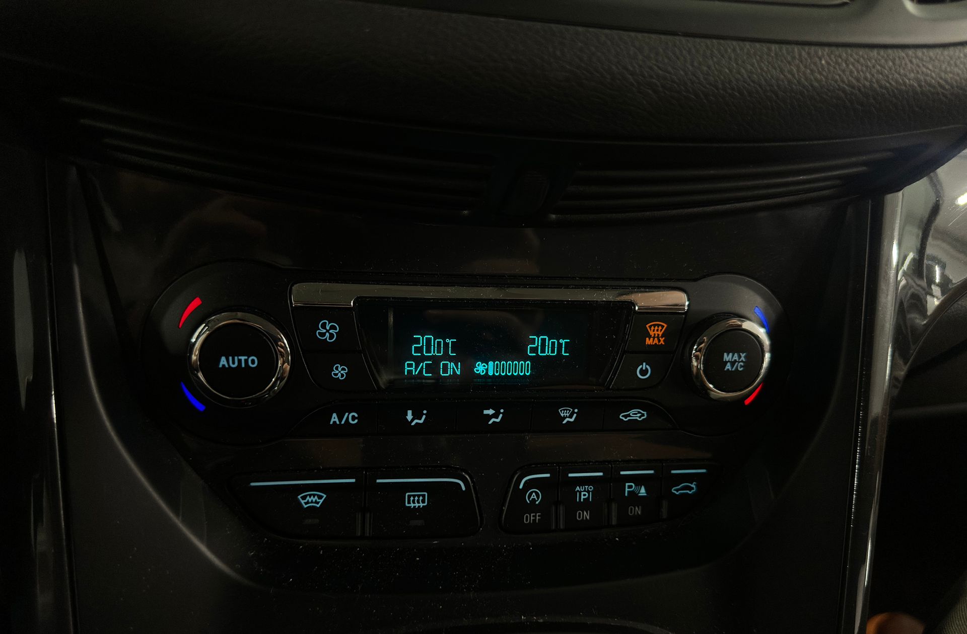Ford Kuga 1.5 EcoBoost Titanium 4x4 - foto 26