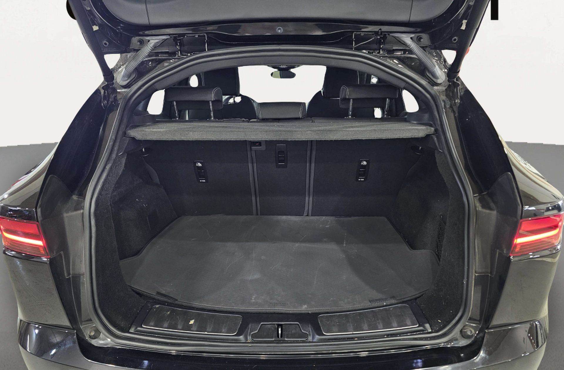 Jaguar E-Pace 2.0D MHEV R-Dynamic SE 4WD - foto 21
