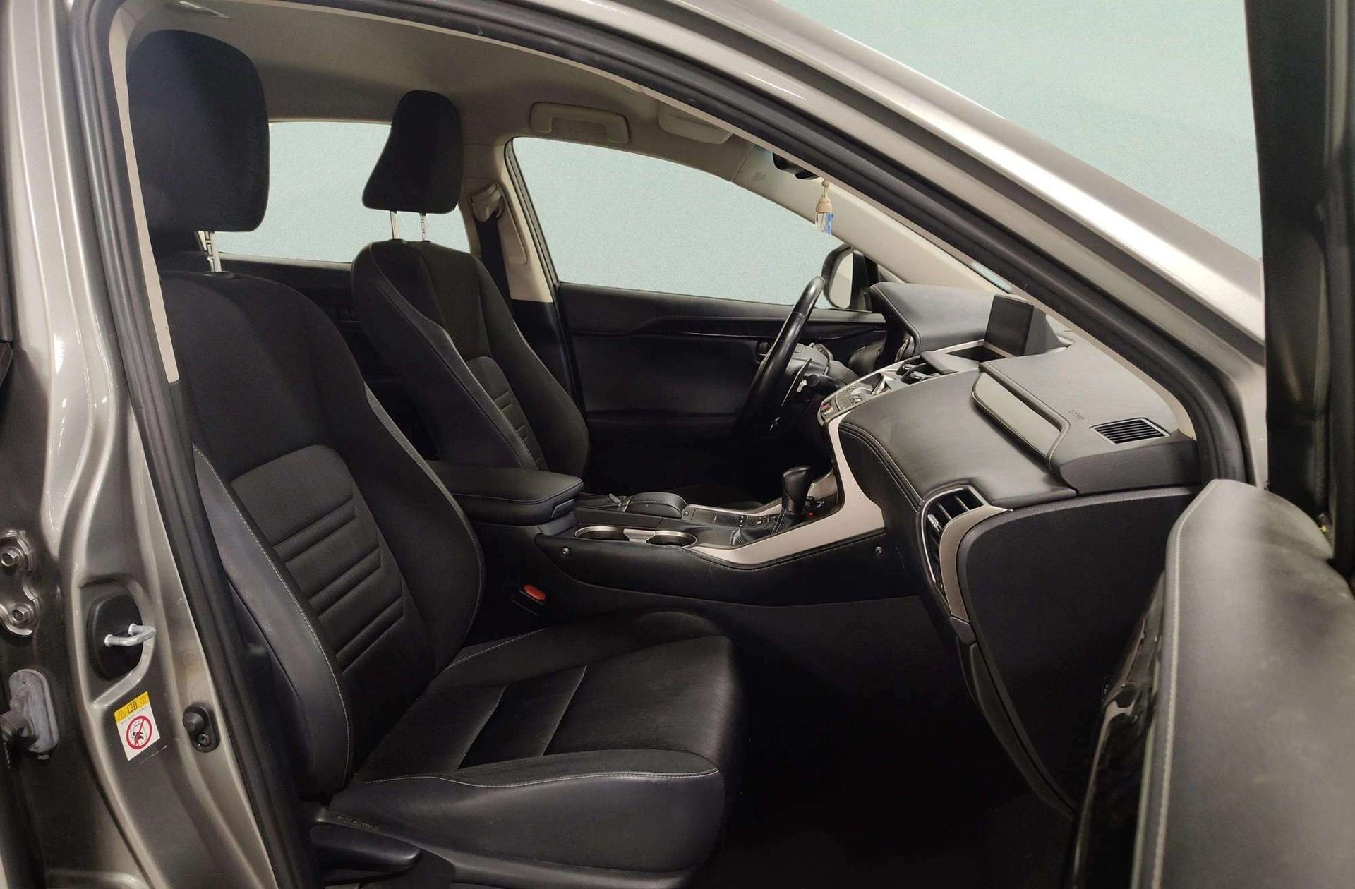 Lexus NX 300h Business Navigation 2WD - foto 18