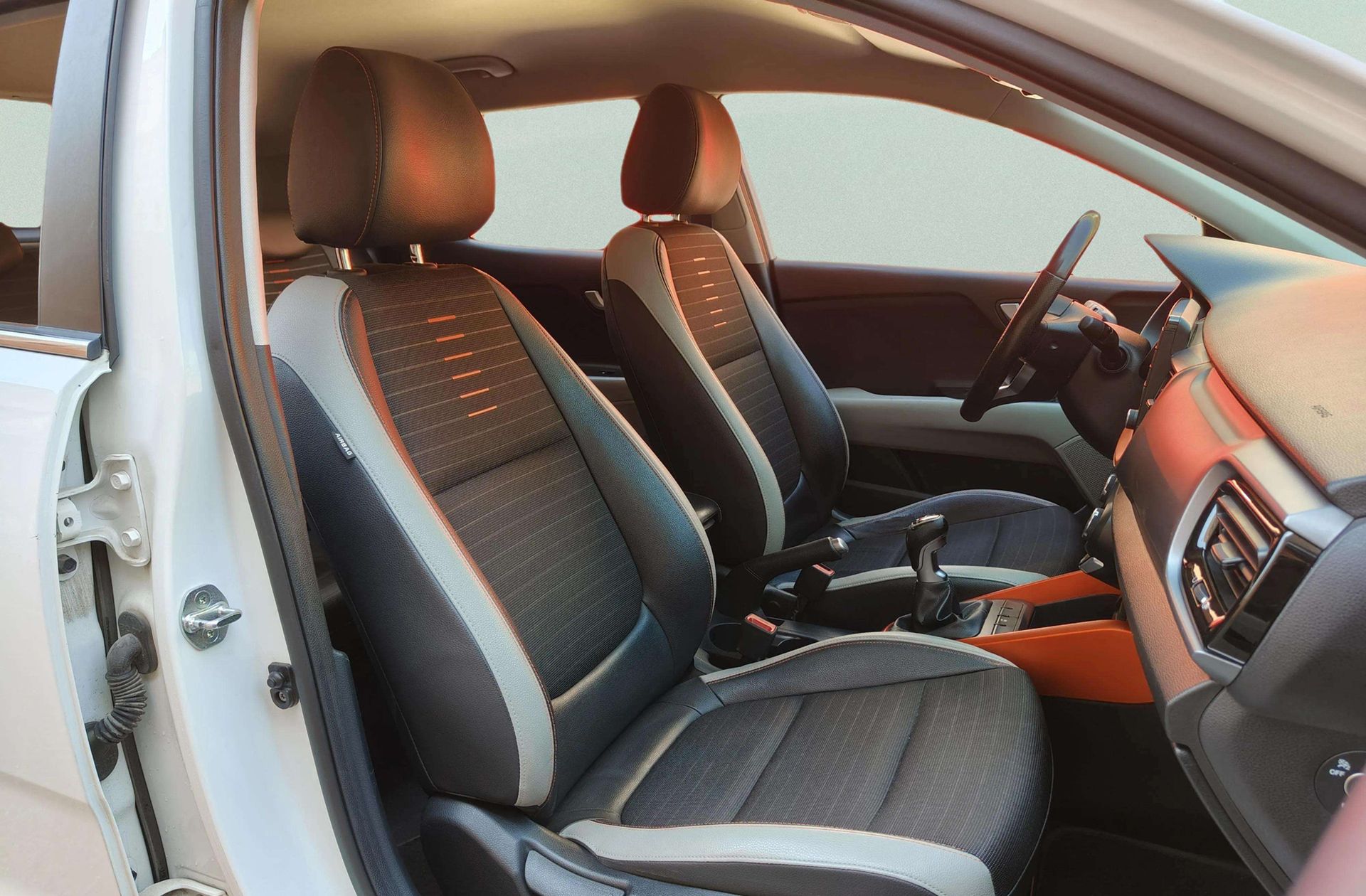 Kia Stonic 1.6 CRDi VGT Eco-Dynamic Tech - foto 18