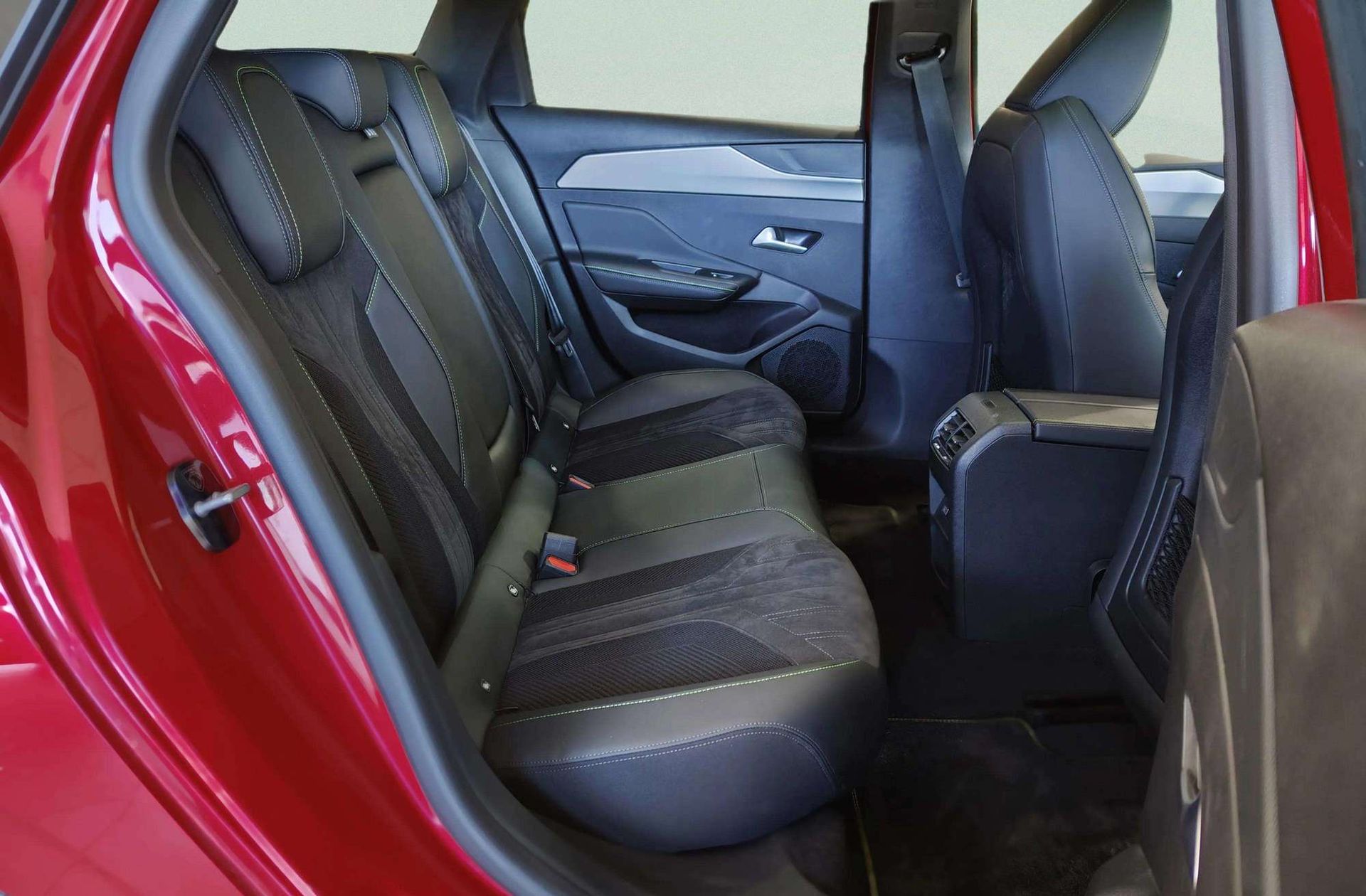 Peugeot 308 SW Hybrid 225 GT eEAT8 - foto 28