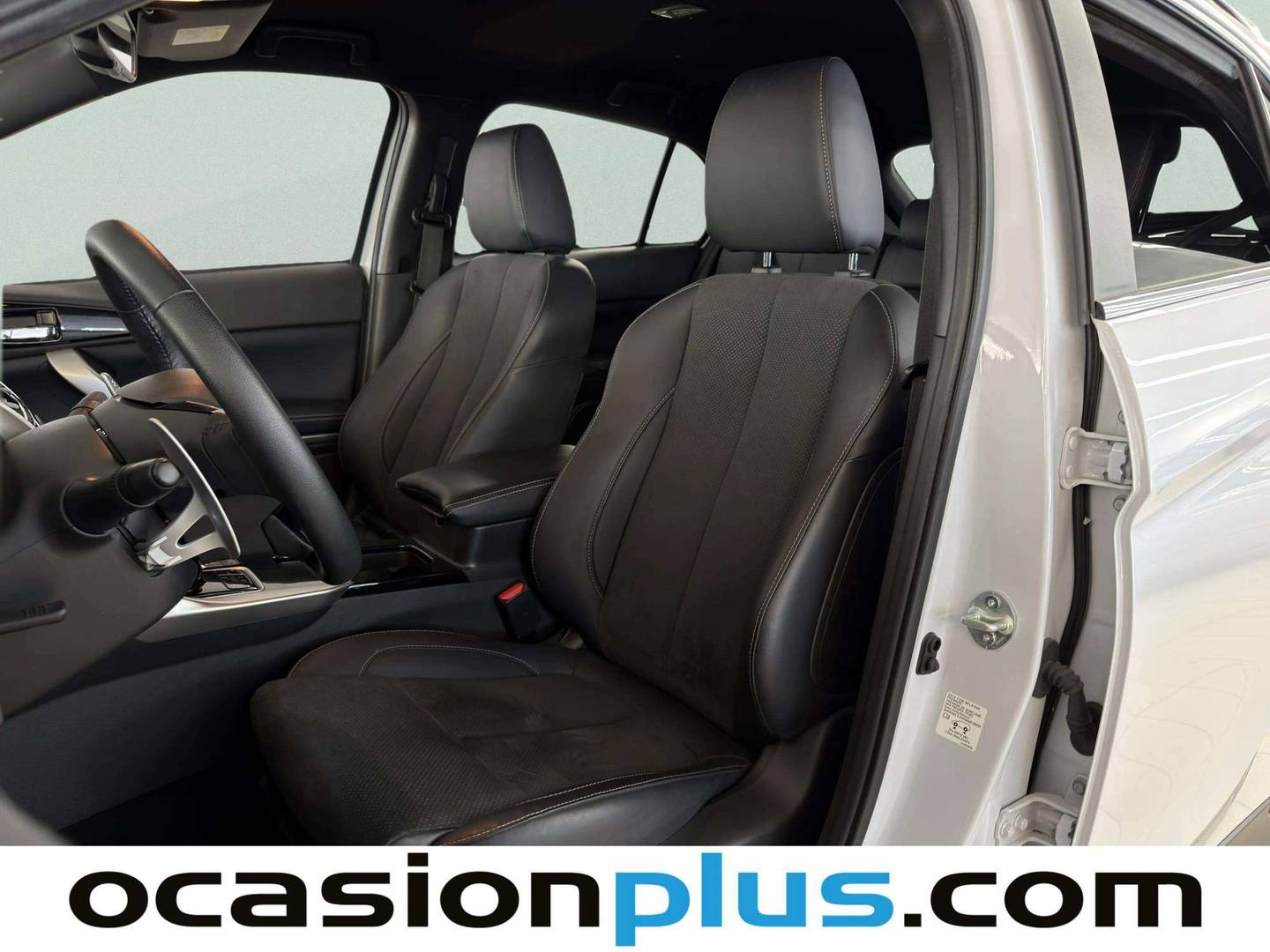 Foto asientos delanteros Mitsubishi Eclipse Cross Mitsubishi Eclipse Cross 2.4 PHEV Kaiteki 4WD Auto (188 CV)