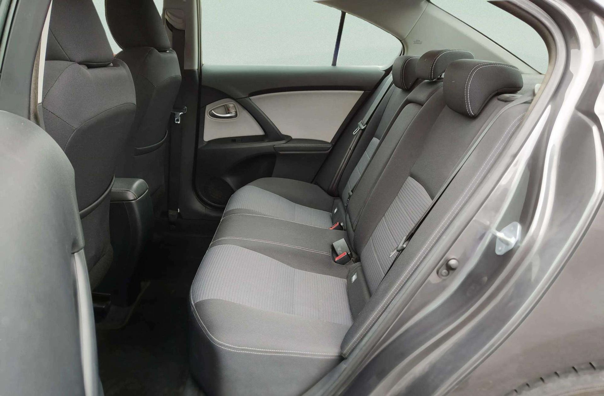Toyota Avensis 1.8 140 Advance - foto 9