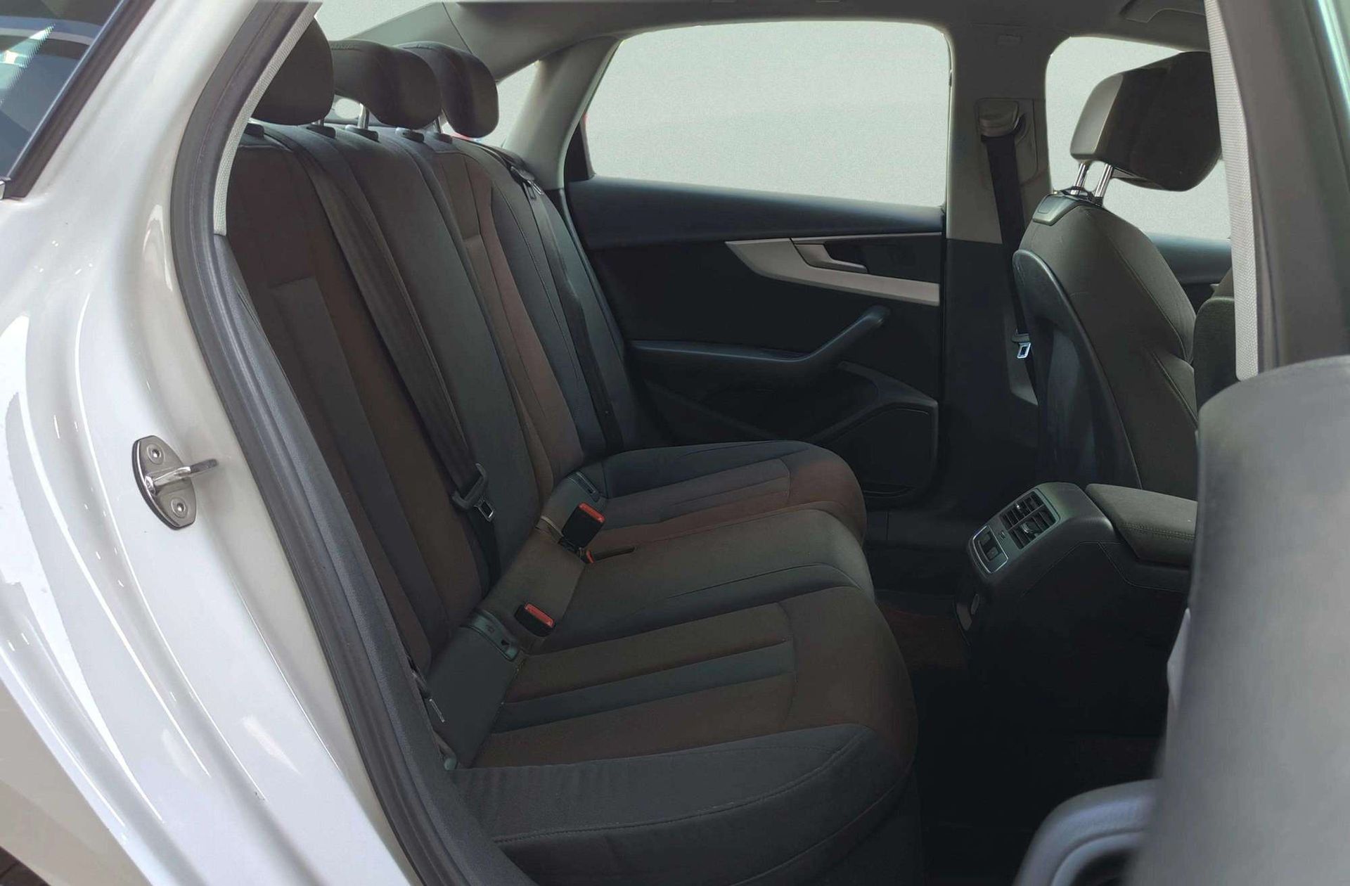 Audi A4 S line edition 2.0 TDI - foto 19
