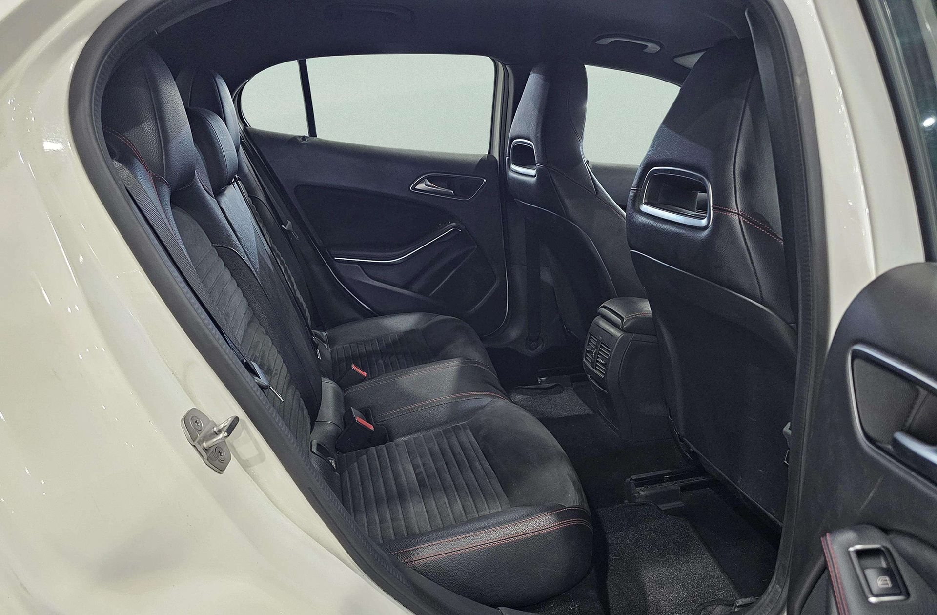 Mercedes-Benz GLA 180 Pack AMG - foto 21