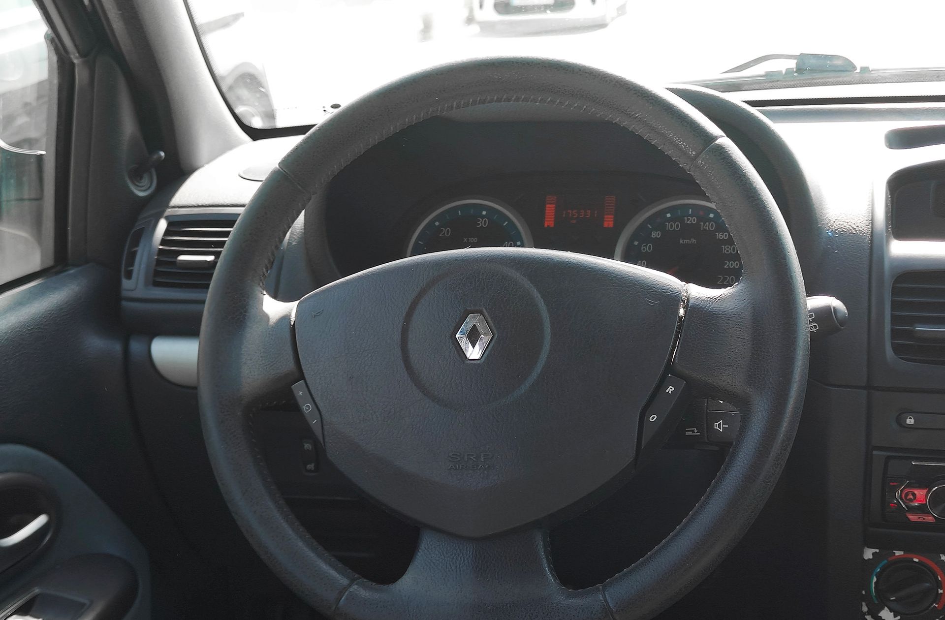 Renault Clio 1.5 dCi Community 5 plazas - foto 17