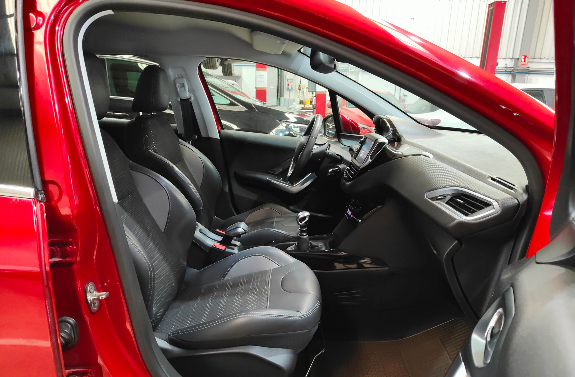 Peugeot 2008 PureTech 130 Allure - foto 19