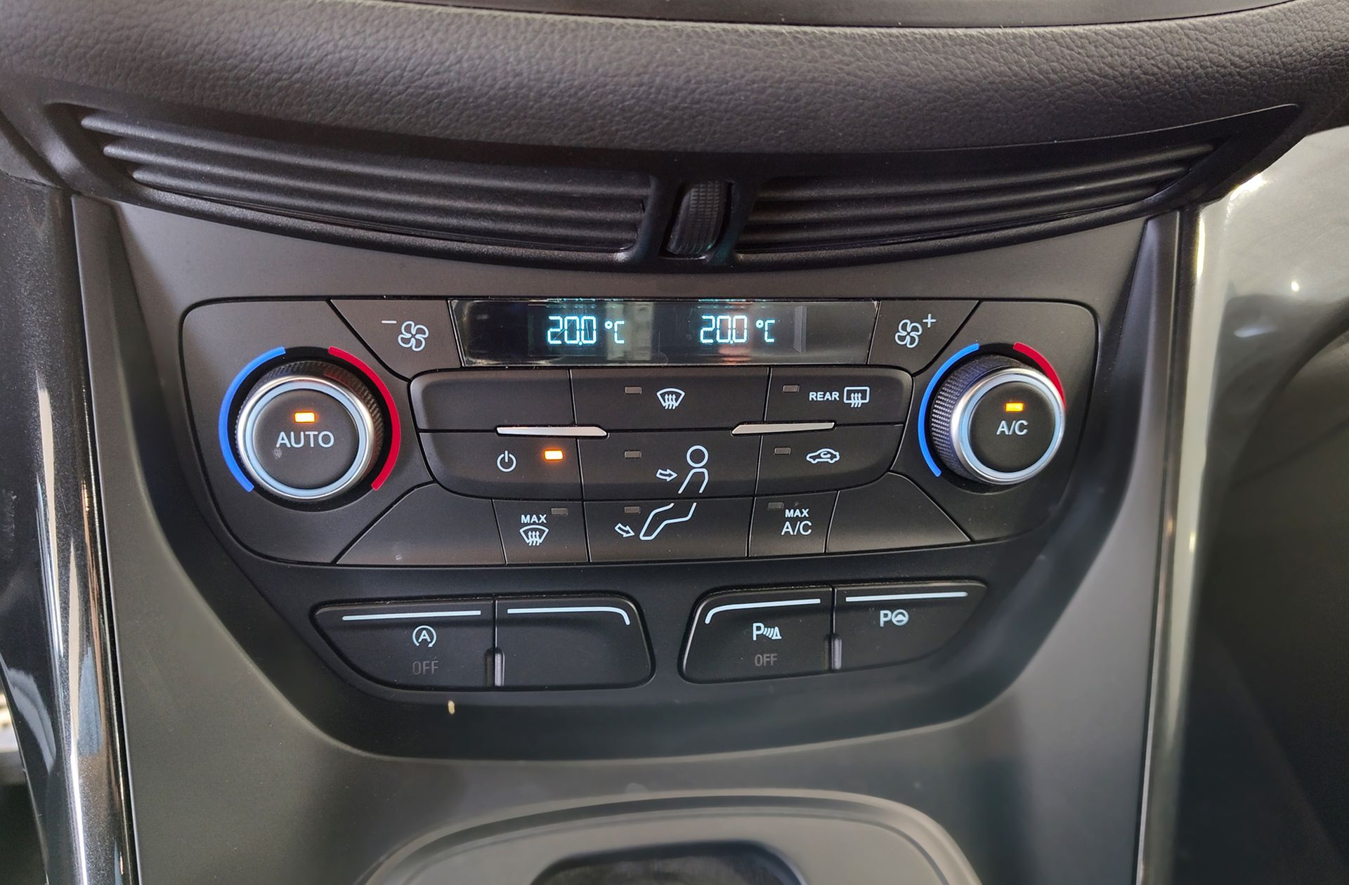 Ford Kuga 2.0 TDCi ST-Line 4x4 Powershift - foto 39