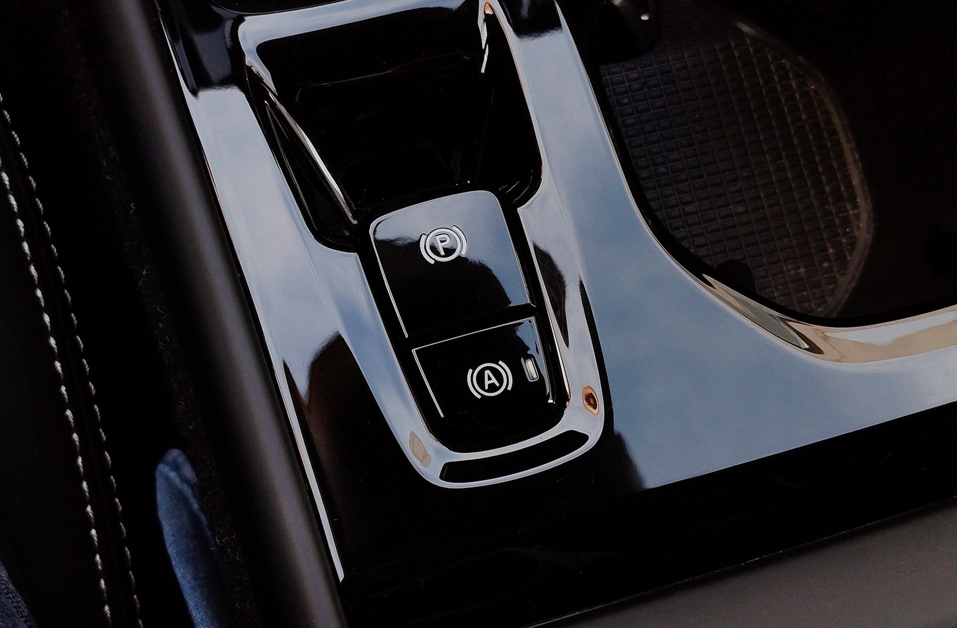 Volvo XC40 T3 R-Design - foto 36