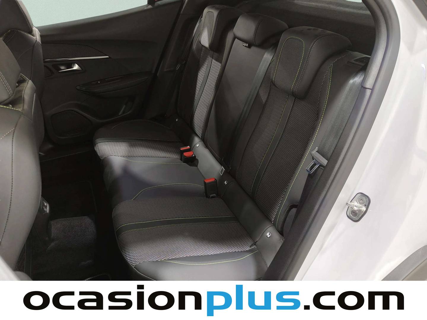 Foto asientos traseros Peugeot 2008 Peugeot 2008 GT Hybrid eDCS6 (136 CV)