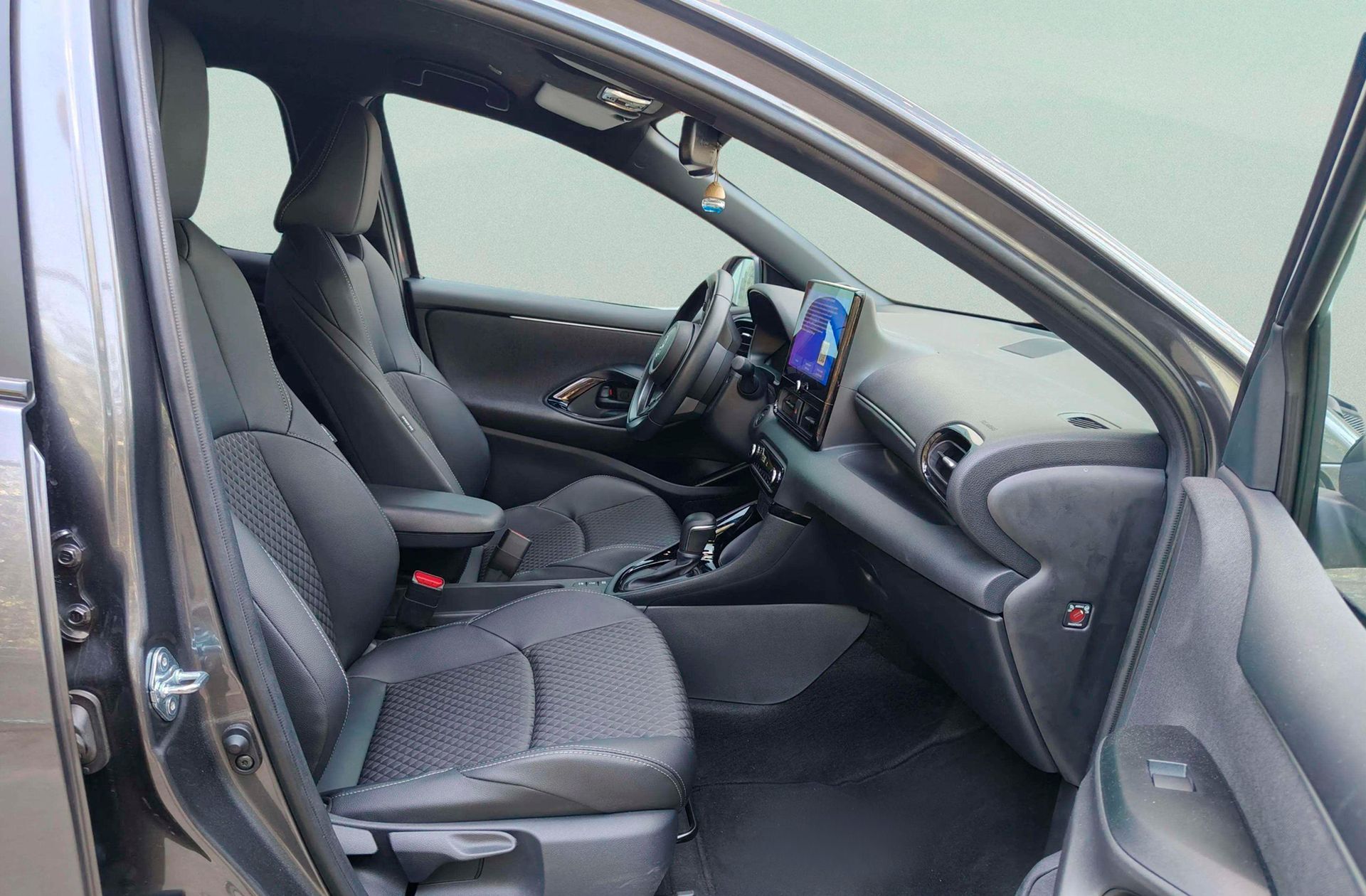 Toyota Yaris 120H Style - foto 18
