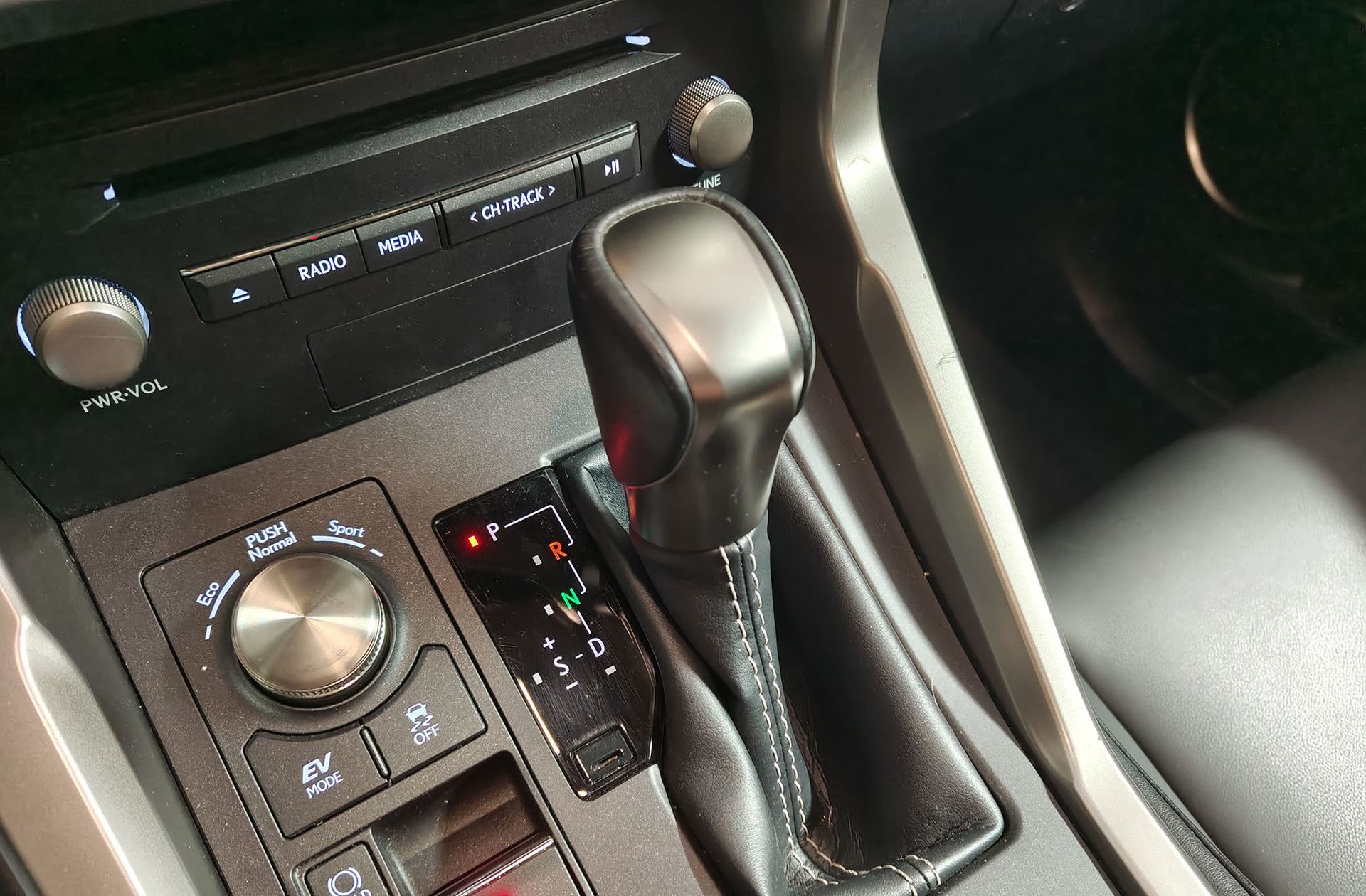 Lexus NX 300h Premium 2WD - foto 6