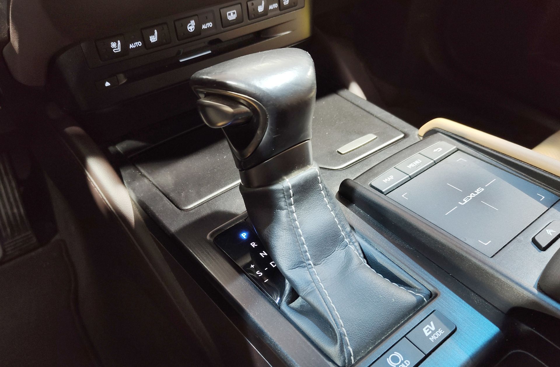 Lexus ES 300h Luxury - foto 6