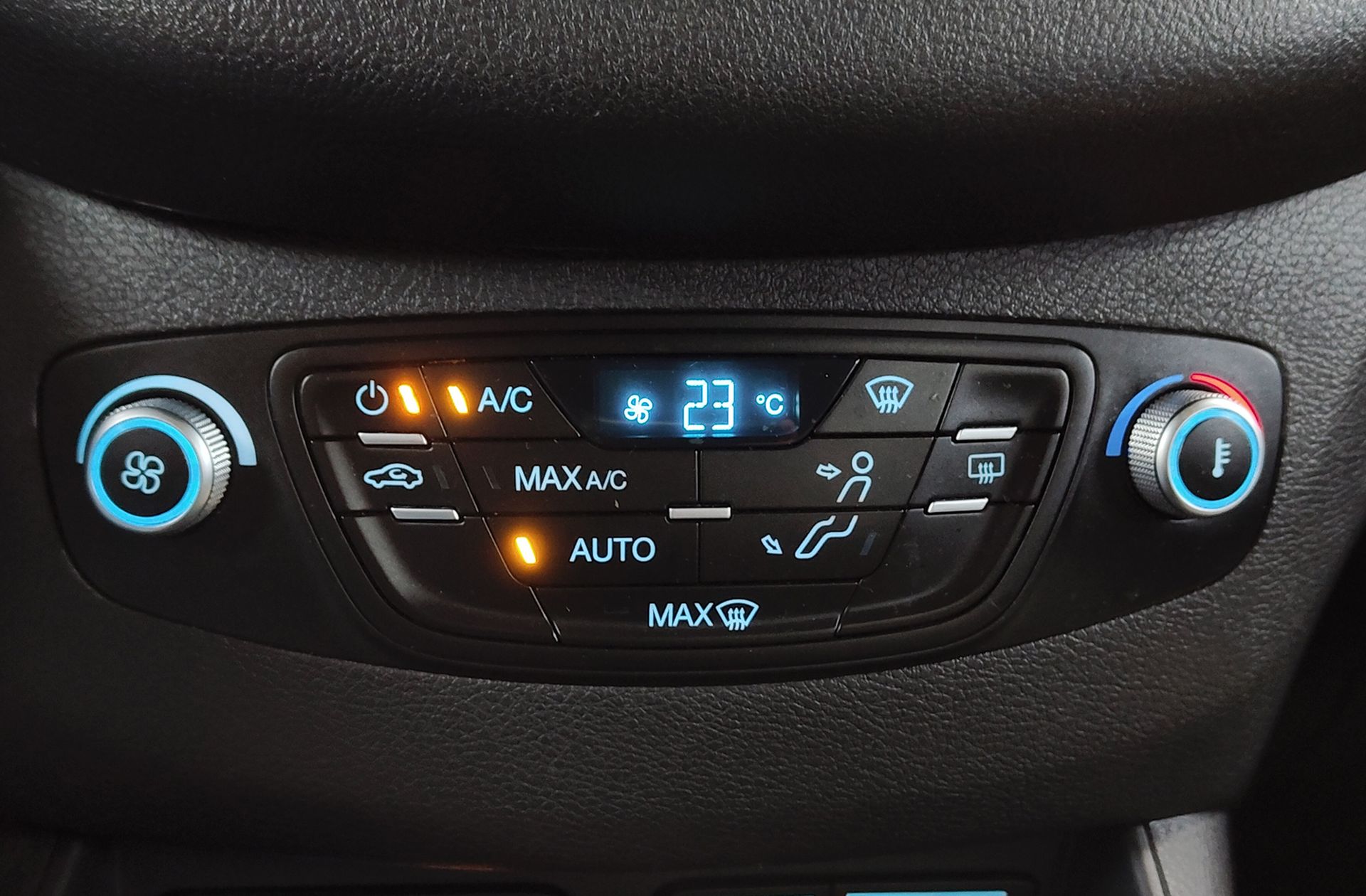 Ford Tourneo Courier 1.0 EcoBoost Titanium - foto 26