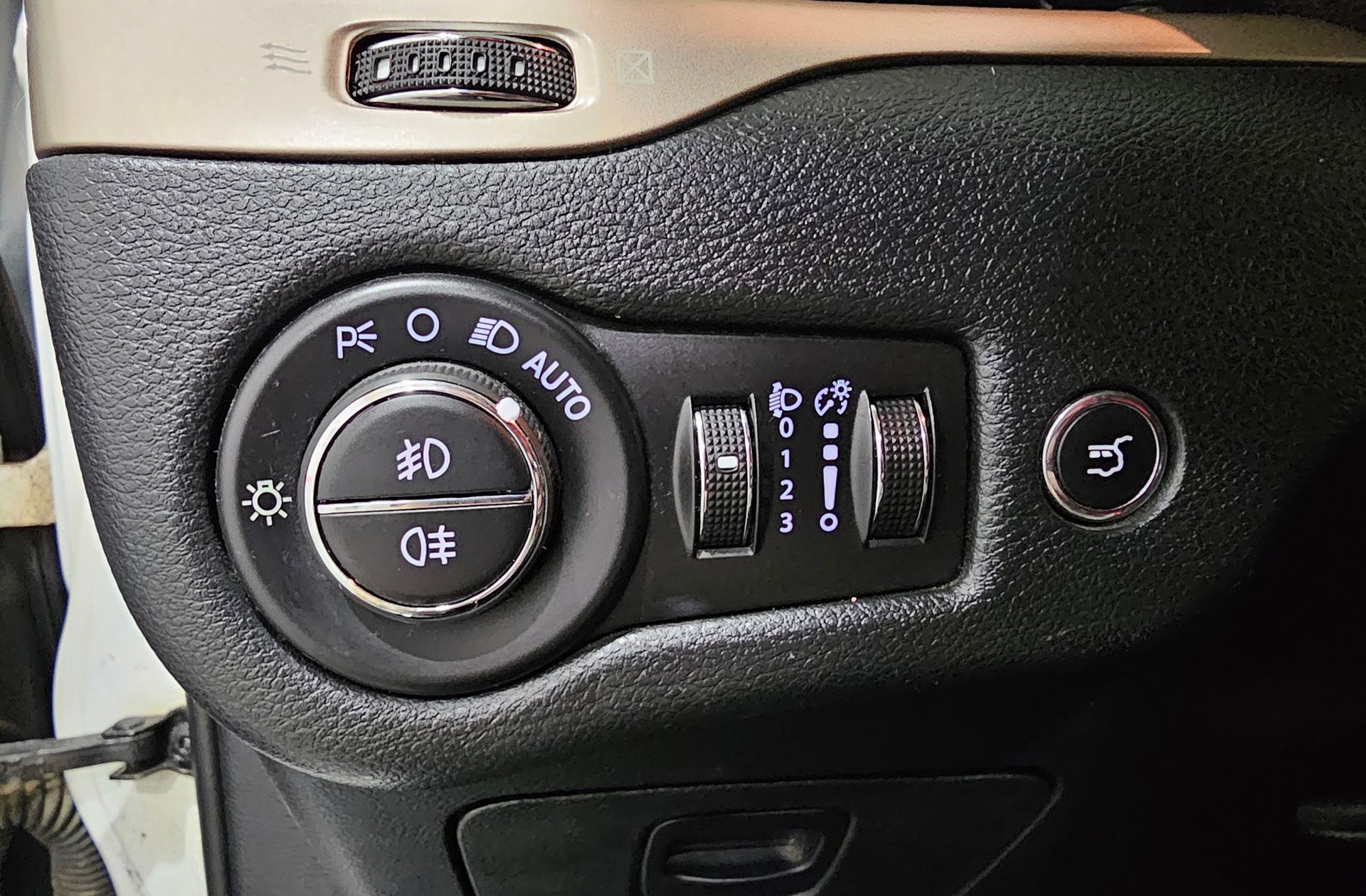 Jeep Cherokee 2.0 Diesel Longitude 4x2 - foto 11